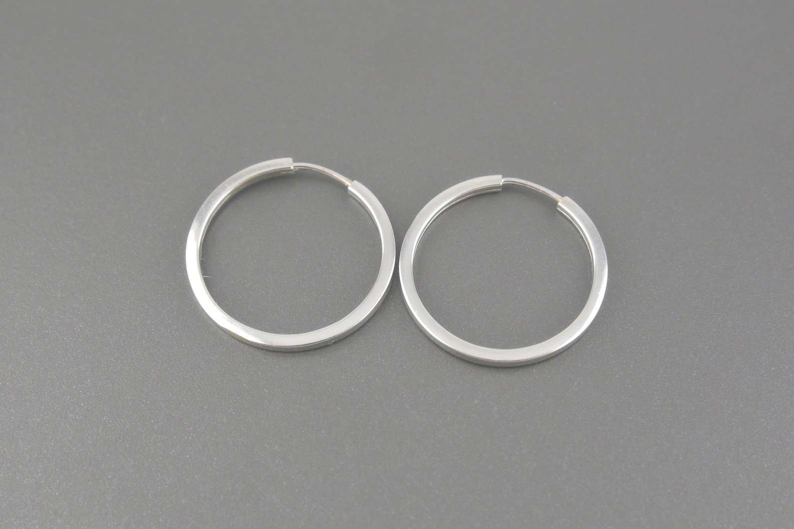 Brincos Argola em Ouro Branco 18k