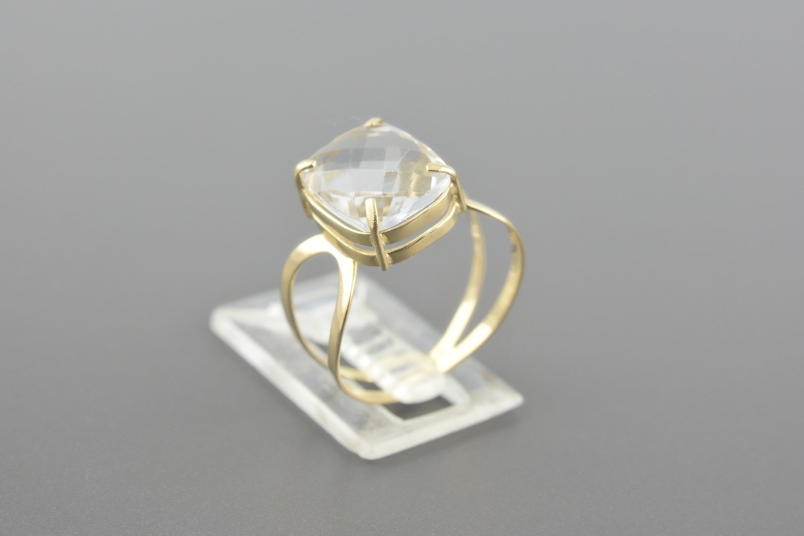 Anel em Ouro Amarelo 18k com Cristal de 10x8mm
