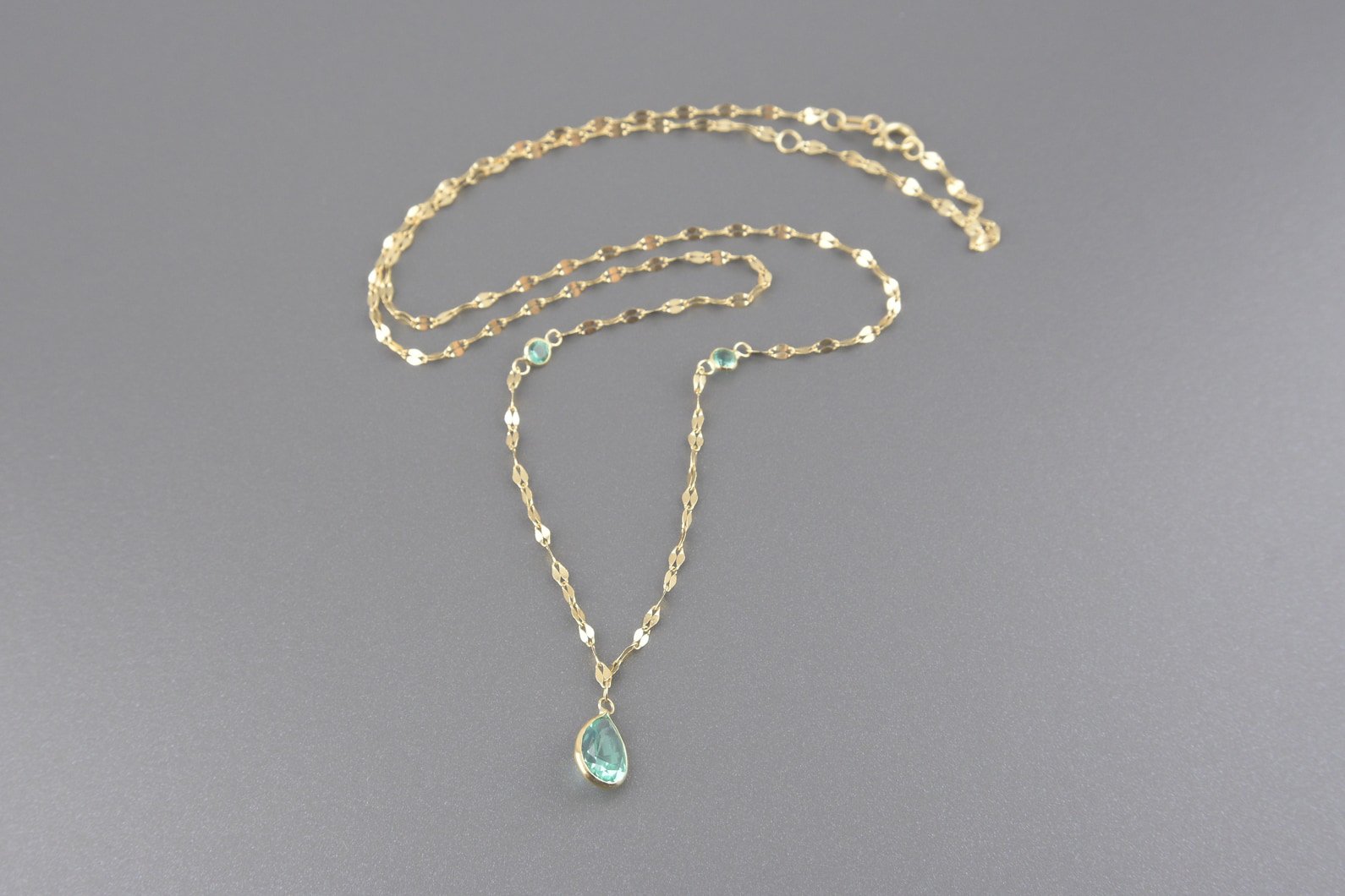 Colar em Ouro Amarelo 18k com Zirconias Verdes (Gota de 8x6mm e Redondos de 3mm)