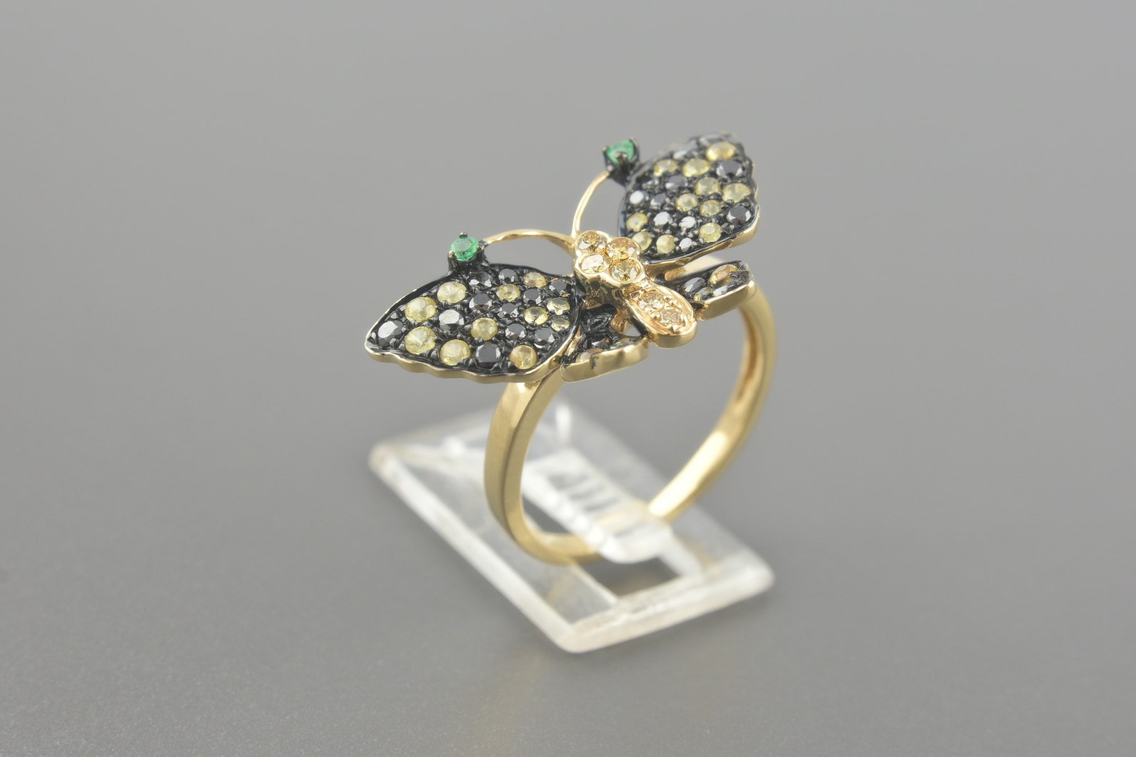 Anel Borboleta em Ouro Amarelo 18k com Ródio Negro, Diamantes Amarelos e Negros e Esmeraldas