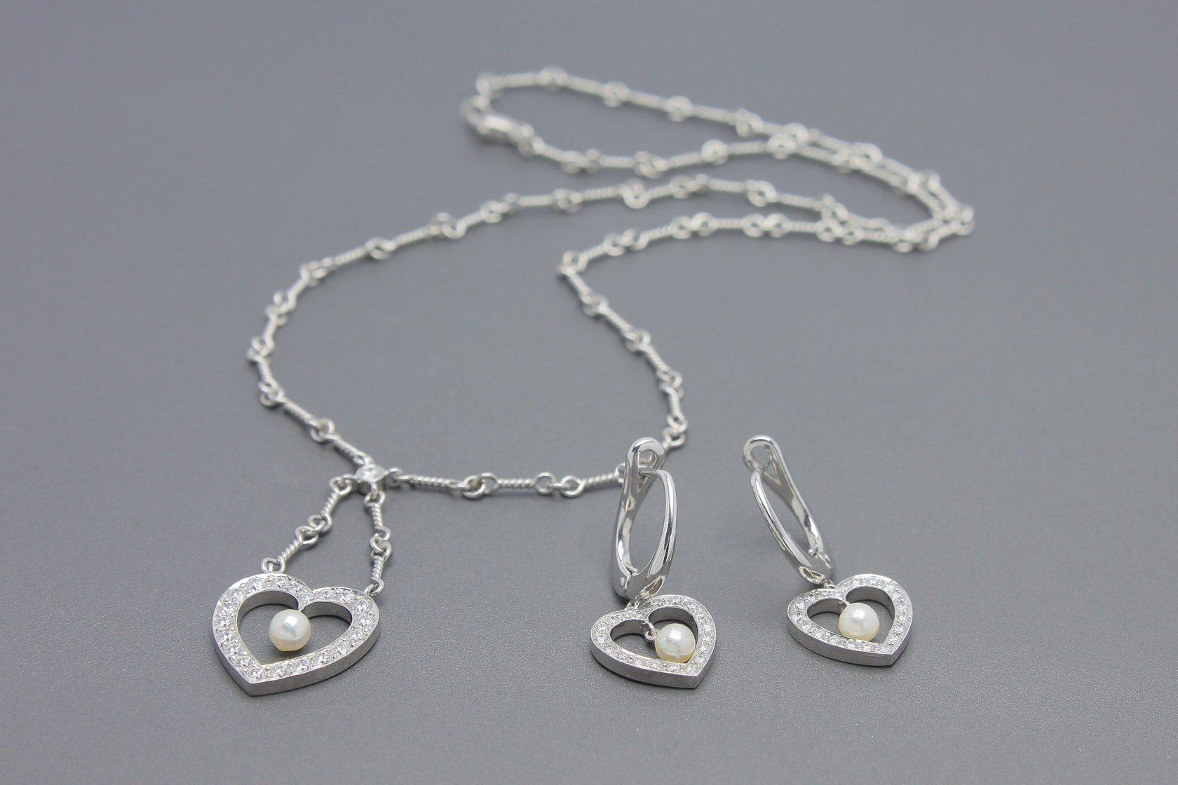 Conjunto Brincos e Colar em Platina com Perolas de 4mm e Aprox. 1.20ct de Brilhantes