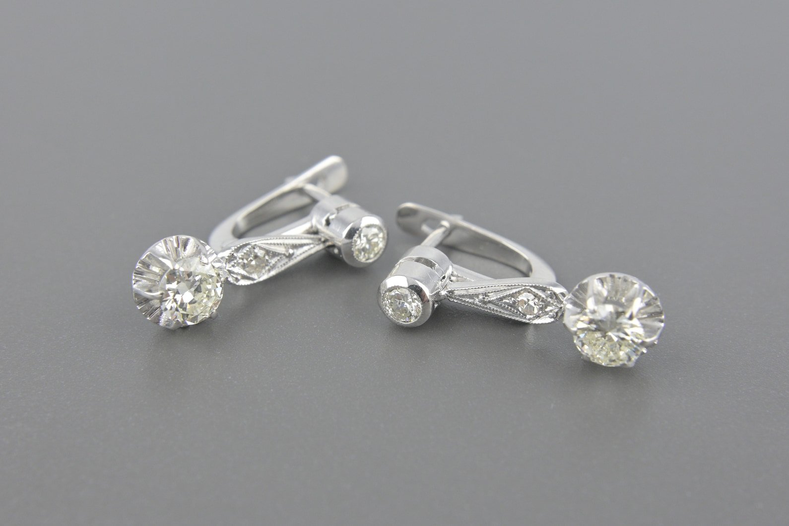Brincos em Ouro Branco 18k com Aprox. 1.08cts de Brilhantes (Maior de ~40pts)