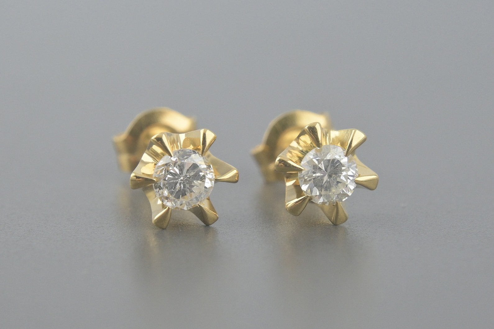 Brincos Solitários em Ouro Amarelo 18k com Aprox. 35pts de Brilhantes
