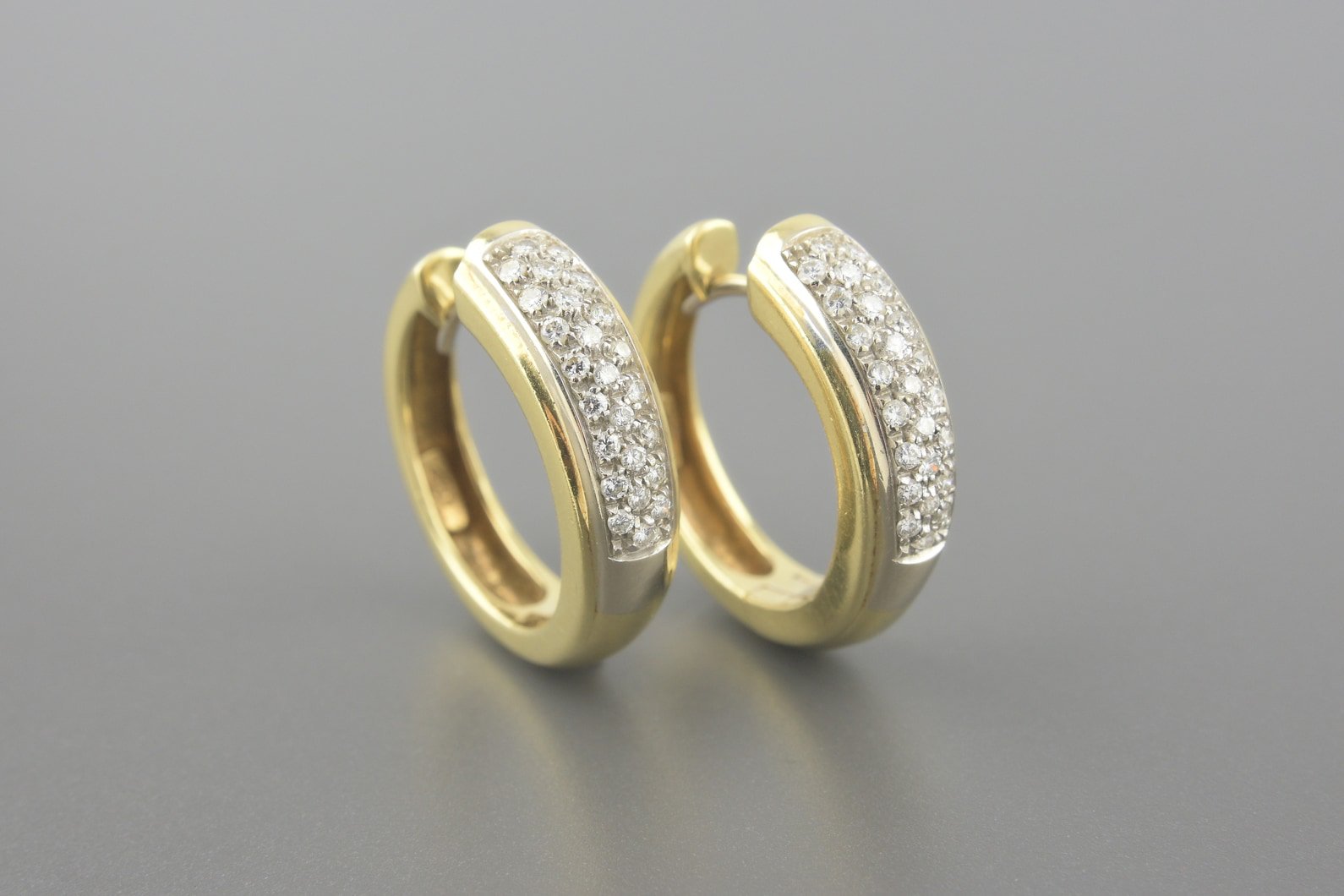 Brincos Argola em Ouro Amarelo 18k com Aprox. 50pts de Brilhantes
