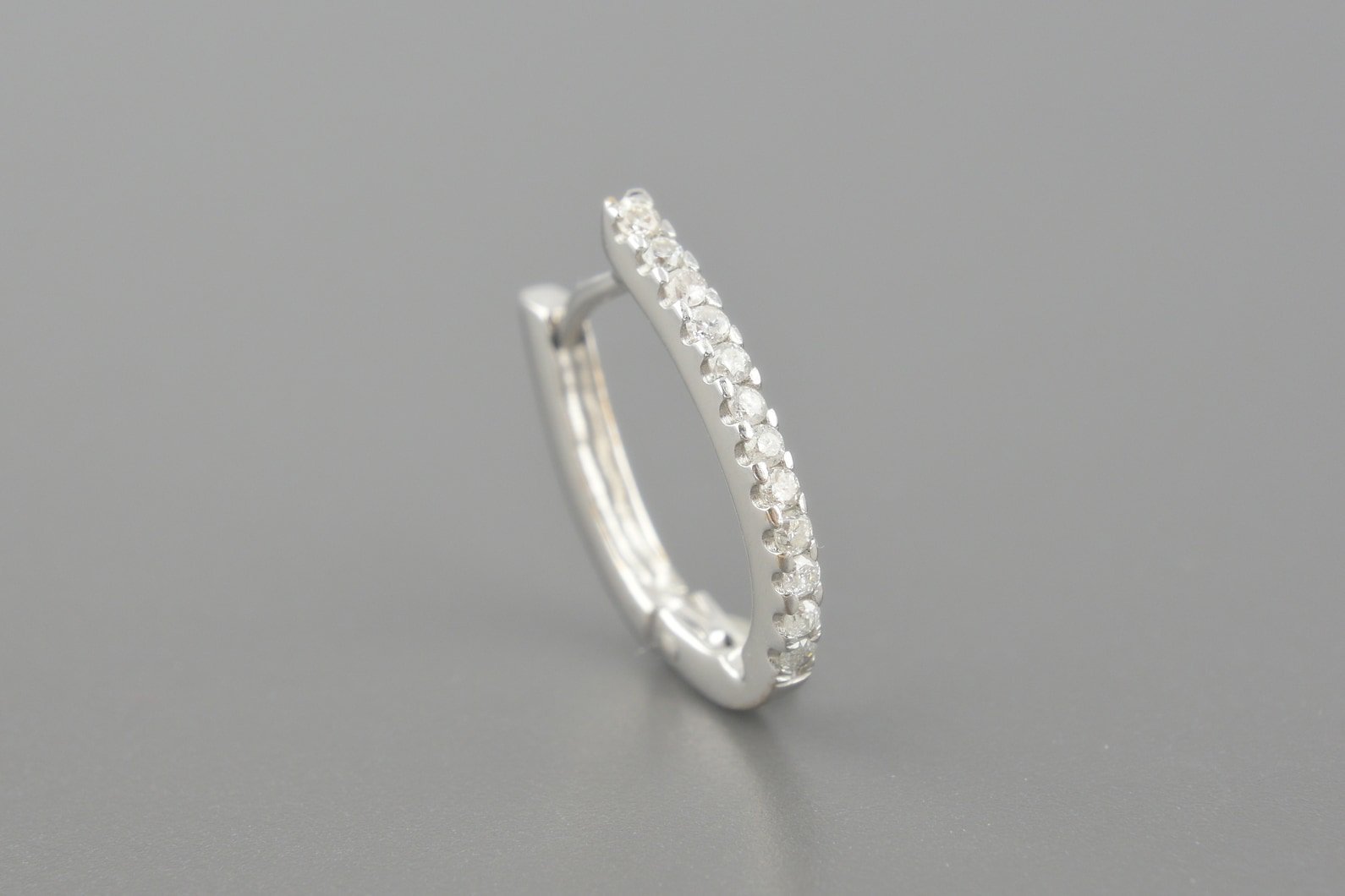 Brinco Argola em Ouro Branco 18k com Aprox. 12pts de Brilhantes