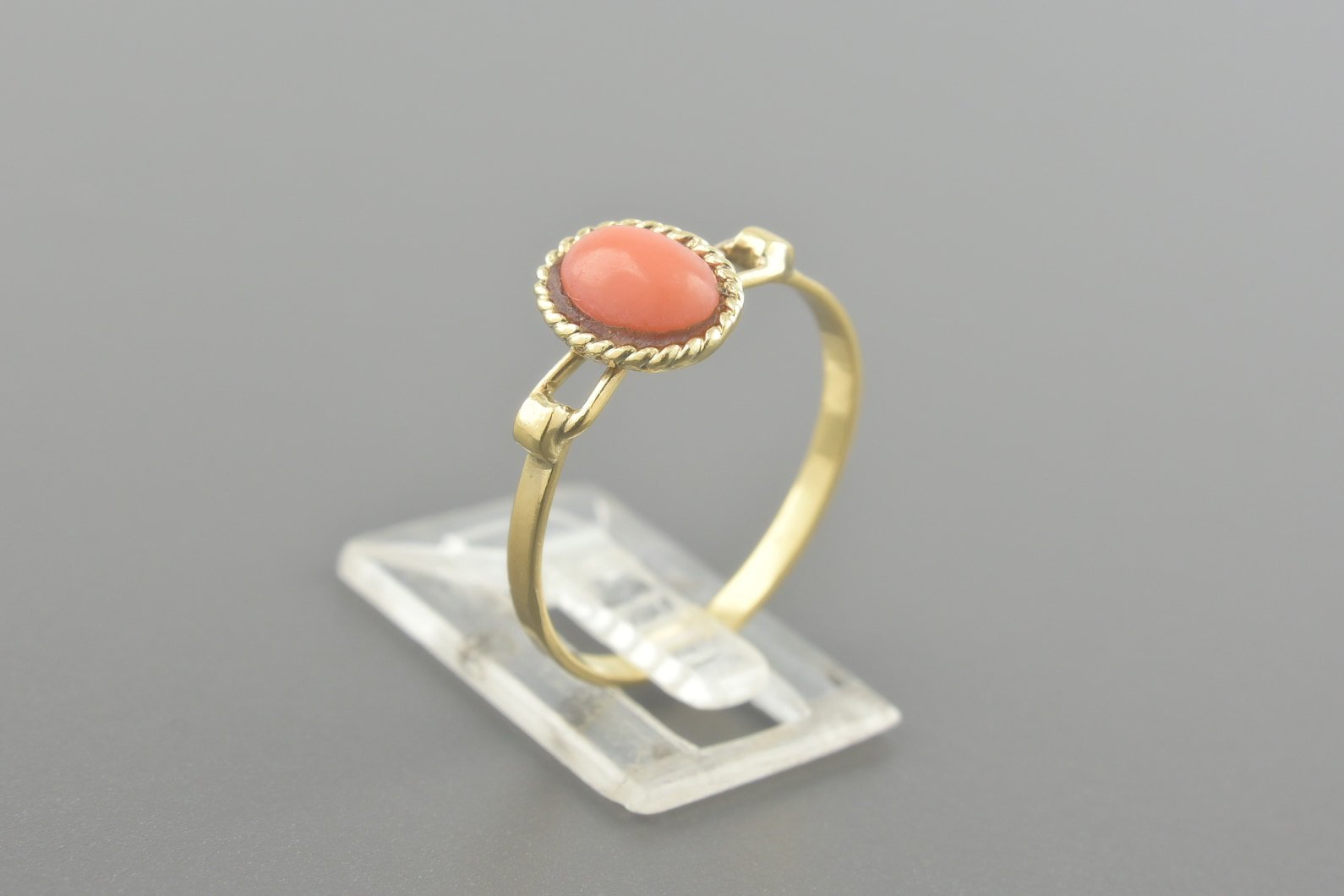 Anel em Ouro 18k com Coral de 7x5mm