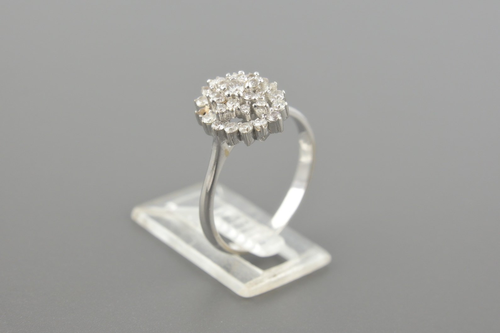 Anel em Ouro Branco 18k com Aprox. 30pts de Brilhantes