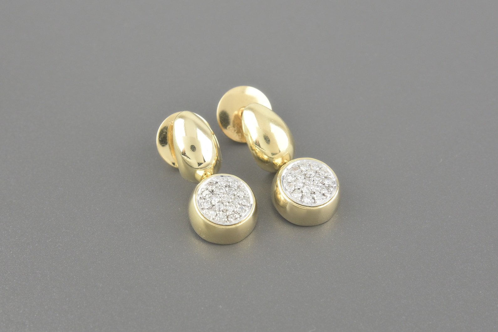 Brincos em Ouro Amarelo e Branco 18k com Aprox. 18pts de Brilhantes
