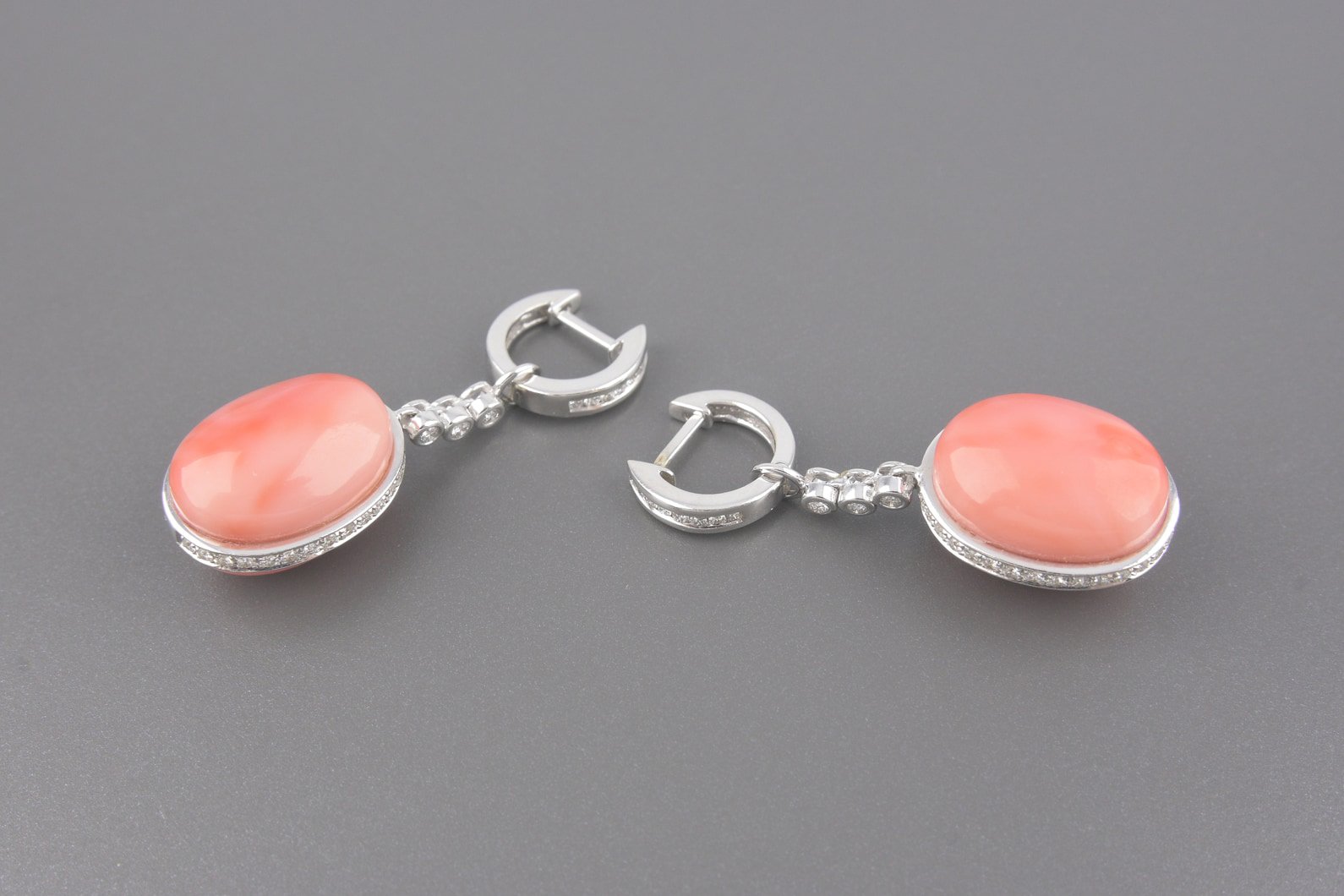 Brincos em Ouro Branco 18k com Corais de 16x12mm e Aprox. 50pts de Brilhantes