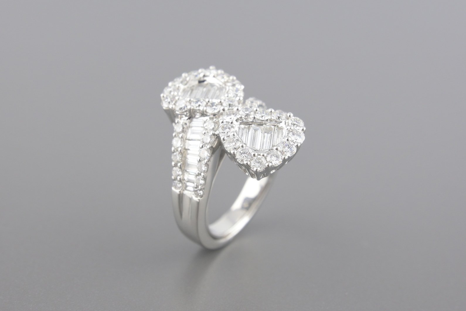 Anel em Ouro Branco 18k com Aprox. 1.4ct de Diamantes Baguete e Aprox. 1.3ct de Brilhantes
