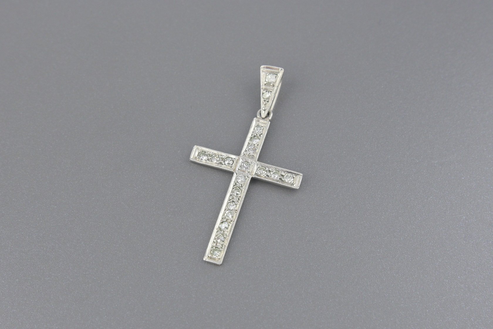 Pingente Cruz em Platina com Aprox. 19pts de Diamantes