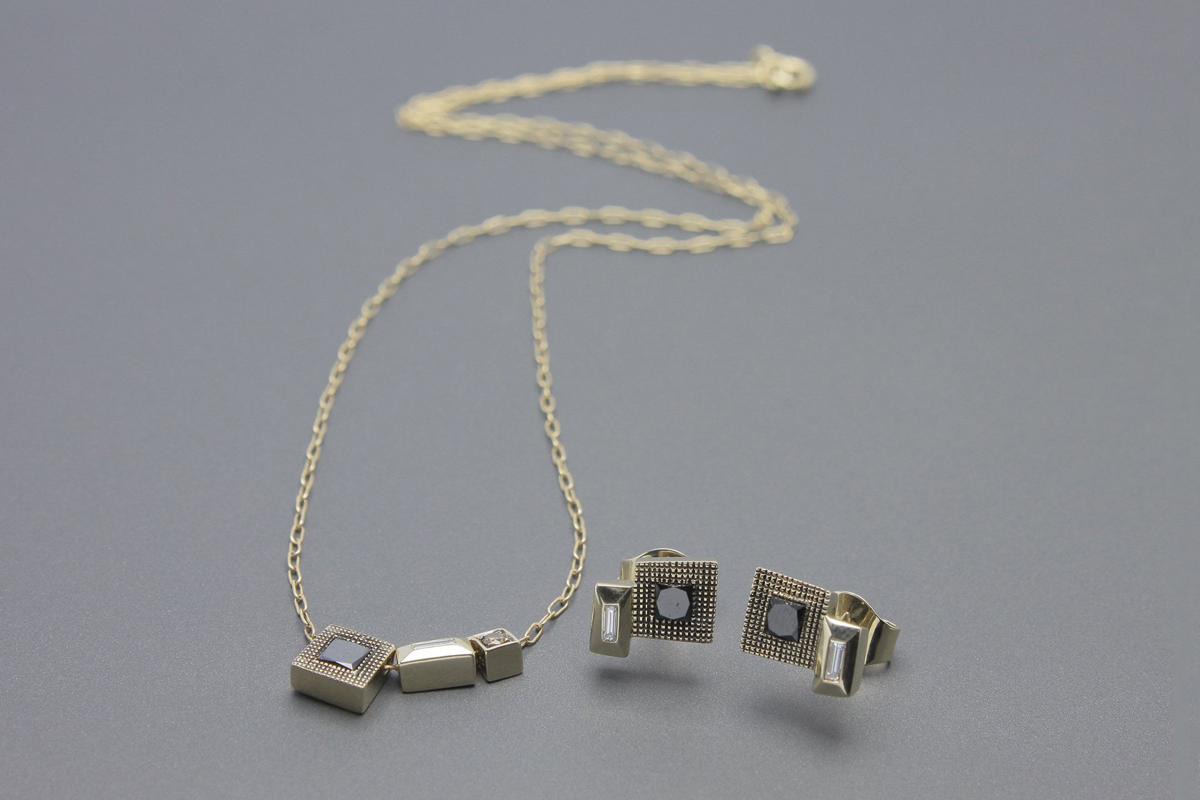 Conjunto Brinco e Colar em ouro amarelo 18k com Diamantes Negros e Brilhantes