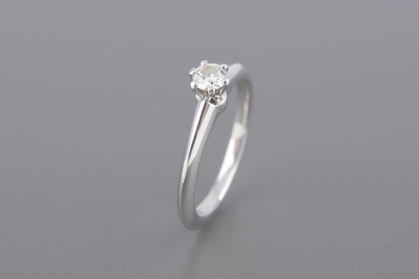Anel Solitário em Platina com Brilhante de Aprox. 0.19ct