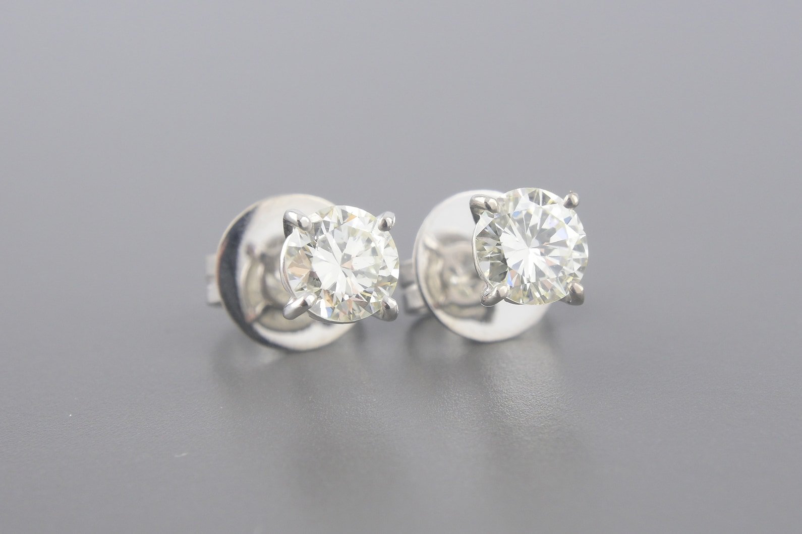 Brincos Solitários em Ouro Branco 18k com Aprox. 1.4cts de Brilhantes
