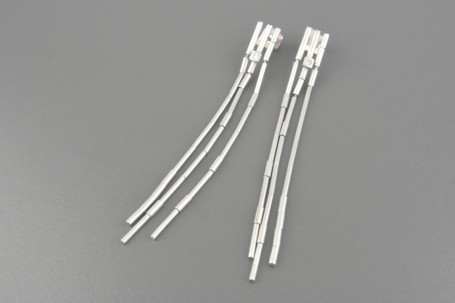 Brincos em Ouro Branco 18k com Aprox. 6pts de Diamantes Princess
