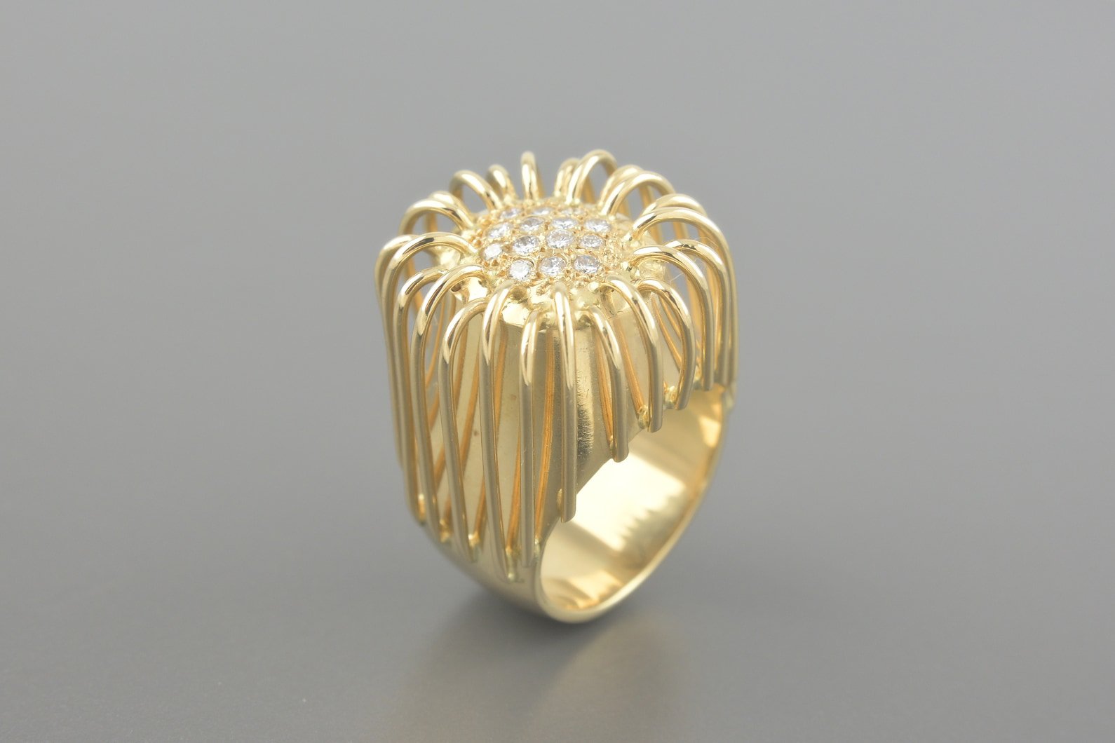 Anel em Ouro Amarelo 18k com Aprox. 28pts de Brilhantes