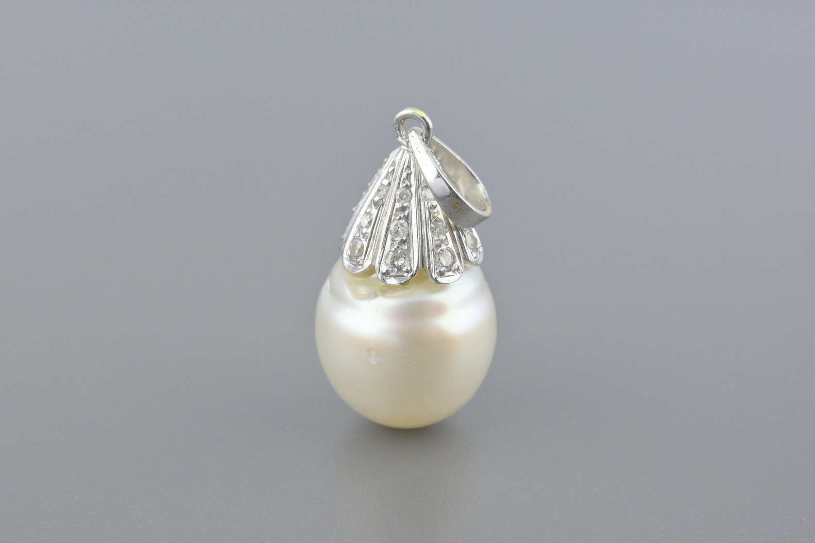 Pingente em Ouro Branco 18k com Pérola de 14.6mm e Aprox. 24pts de Brilhantes