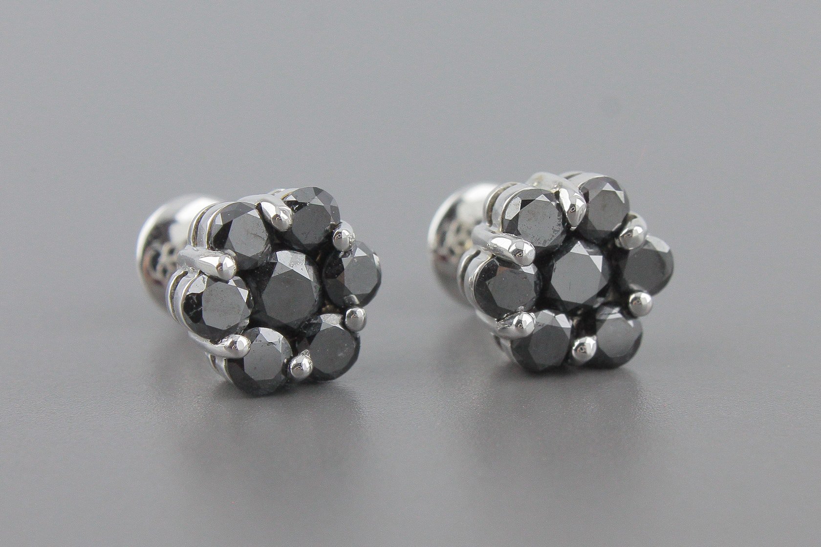 Brincos em Ouro 18k com Aprox. 1.9 ct de Diamantes Negros