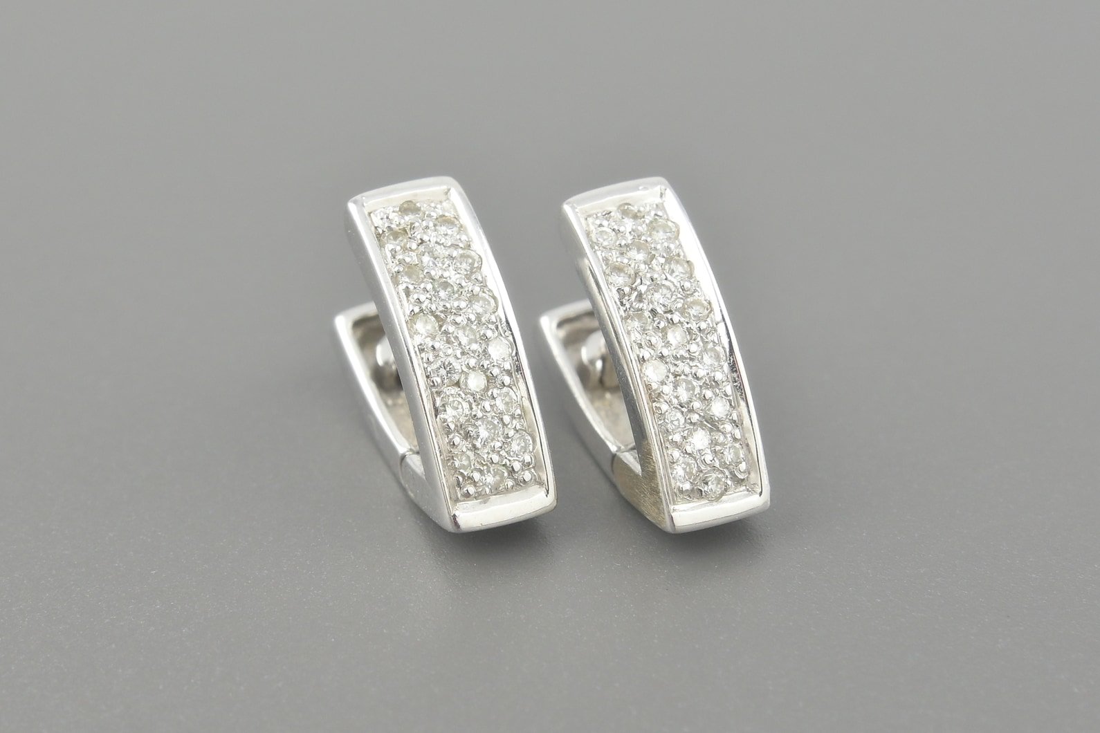 Brincos Argola em Ouro Branco 18k com Aprox. 38pts de Brilhantes