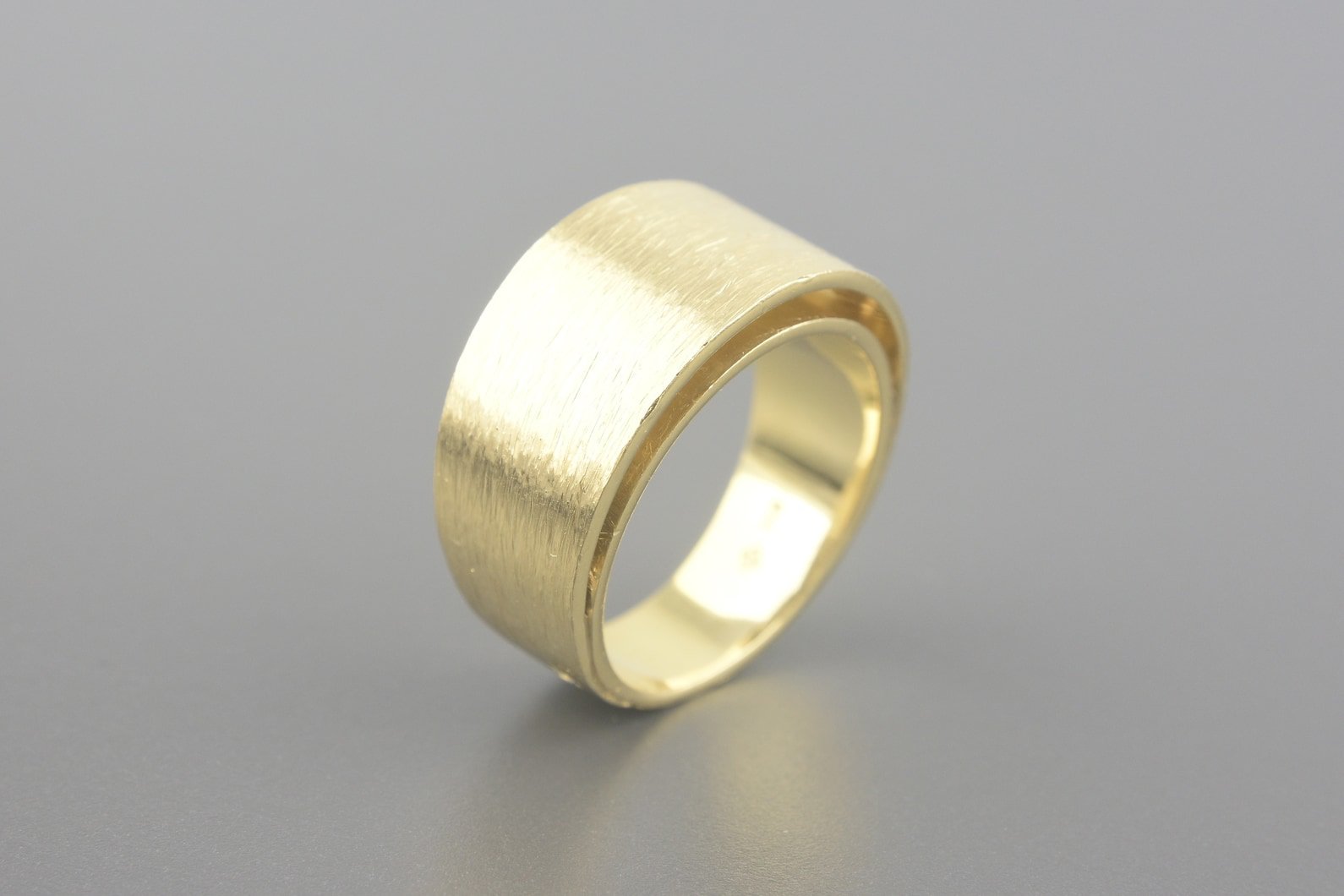 Anel em Ouro Amarelo 18k com Brilhante de Aprox. 1.5pts