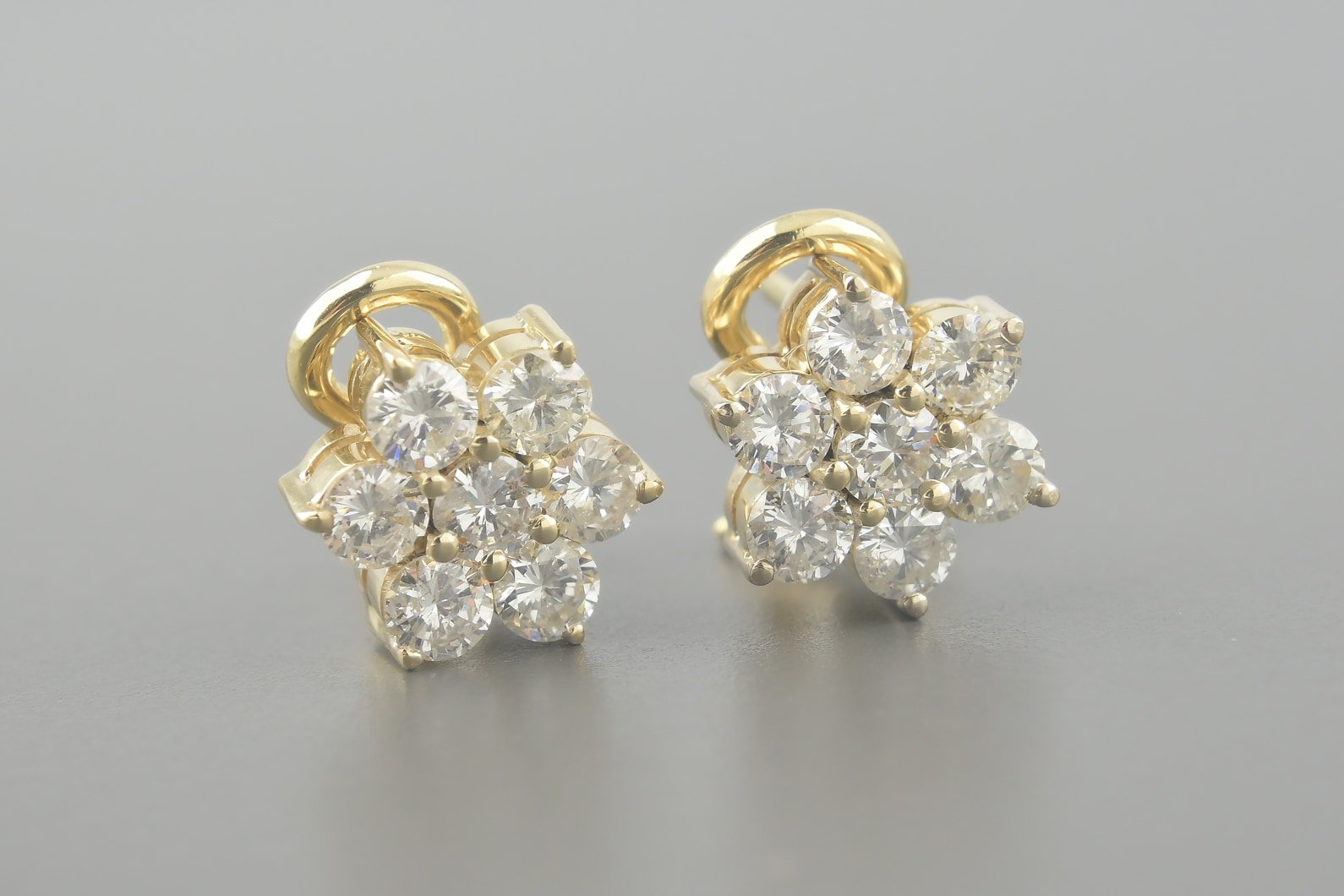 Brincos em Ouro Amarelo 18k com Aprox. 1.4ct de Brilhantes