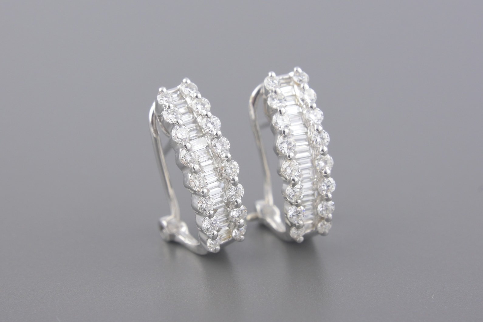 Brincos em Ouro Branco 18k com Aprox. 1.44ct de Diamantes