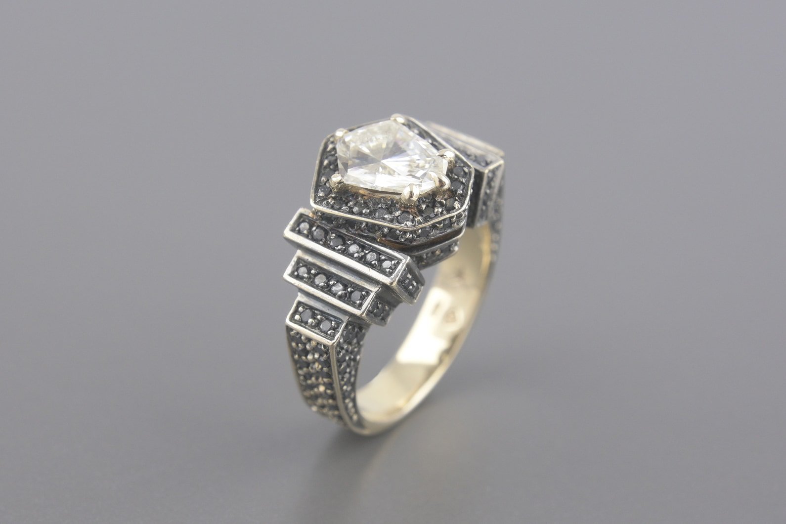 Anel em Ouro Nobre 18k com Diamante Central de Aprox. 1.7ct e Aprox. 1.09ct de Diamantes Negros