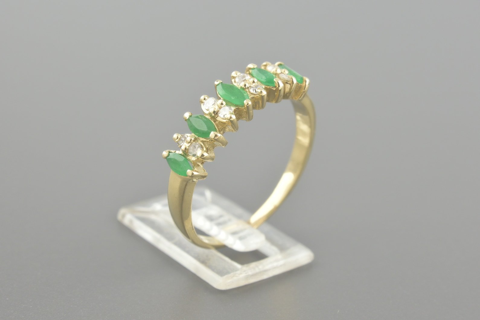 Anel em Ouro Amarelo 18k com Esmeraldas Navete de 4x2mm e Aprox. 16pts de Brilhantes