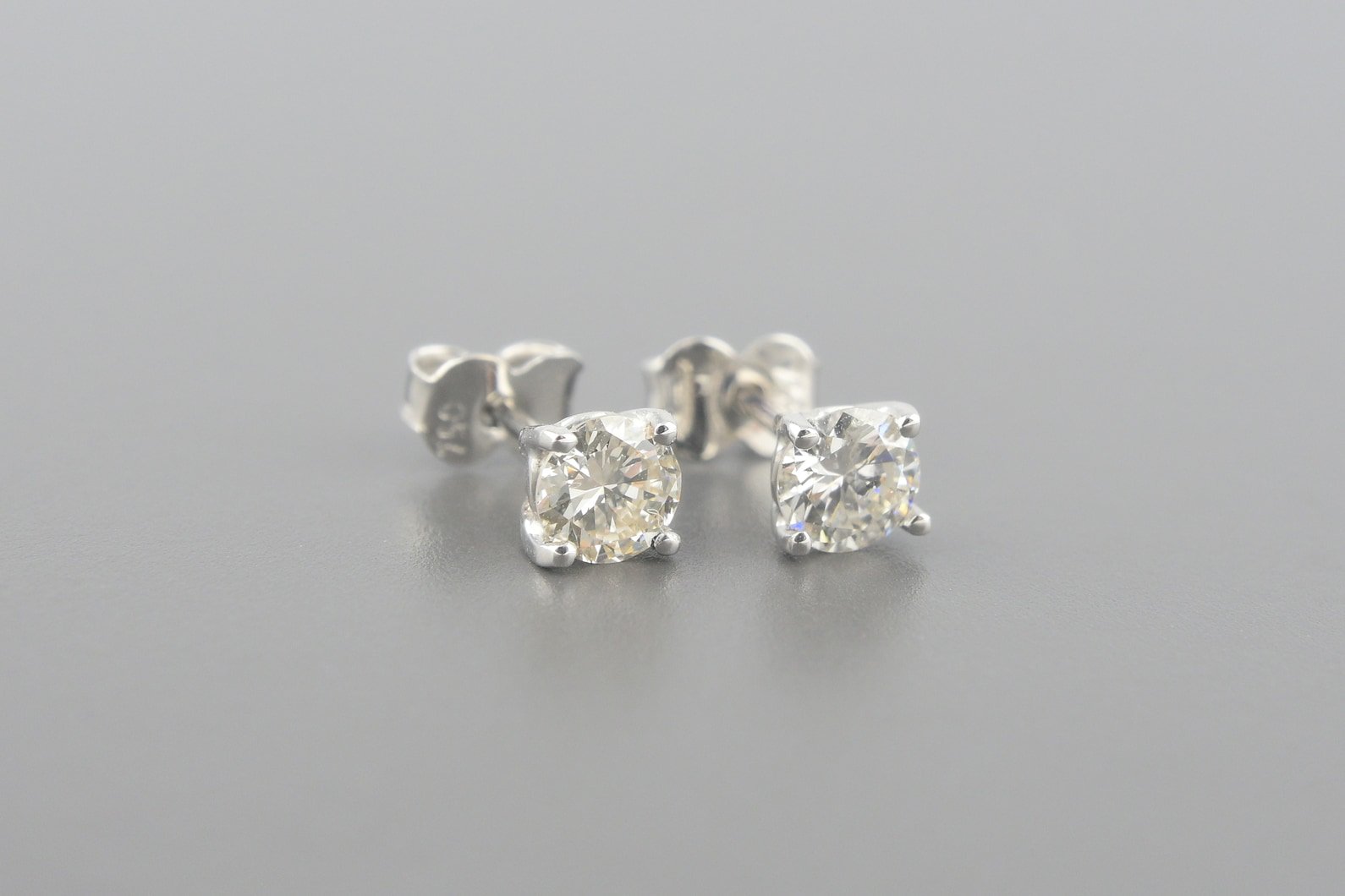 Brincos Solitários em Ouro Branco 18k com Aprox. 60pts de Brilhantes