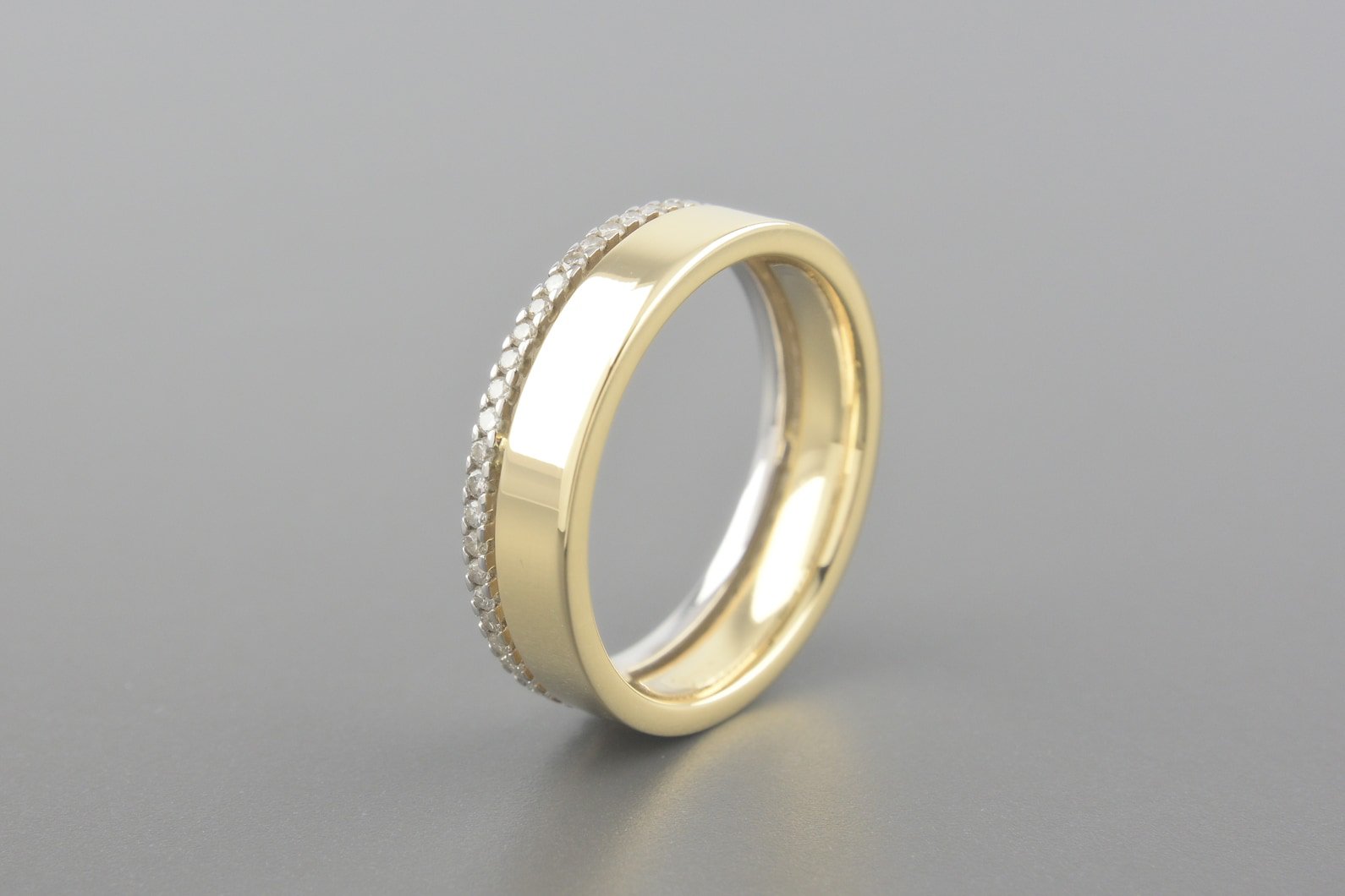 Aliança Essence em Ouro Amarelo e Branco 18k com Aprox. 25pts de Brilhantes