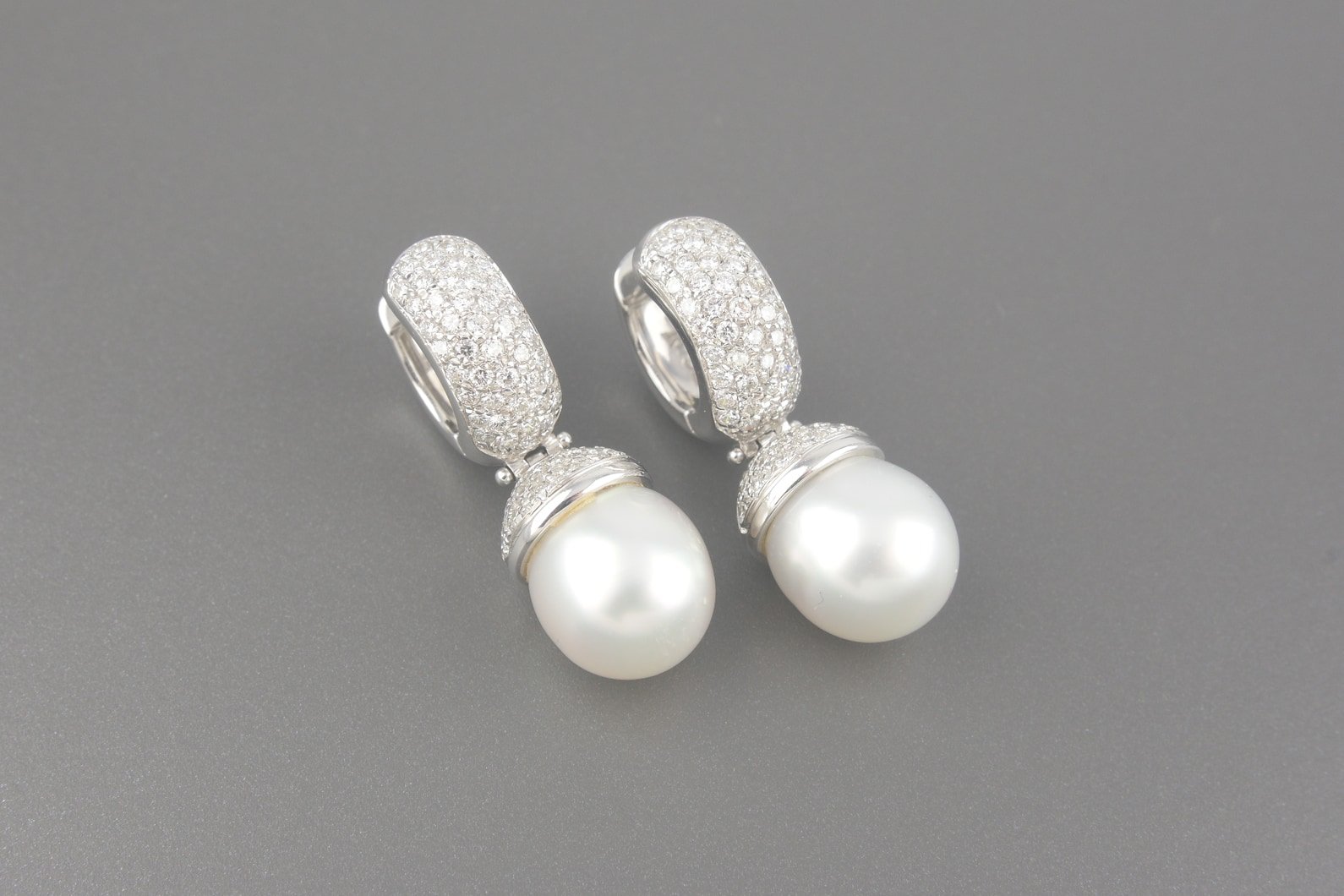 Brincos Argola em Ouro Branco 18k com Aprox. 1.28ct de Brilhantes e Pérolas de 10mm