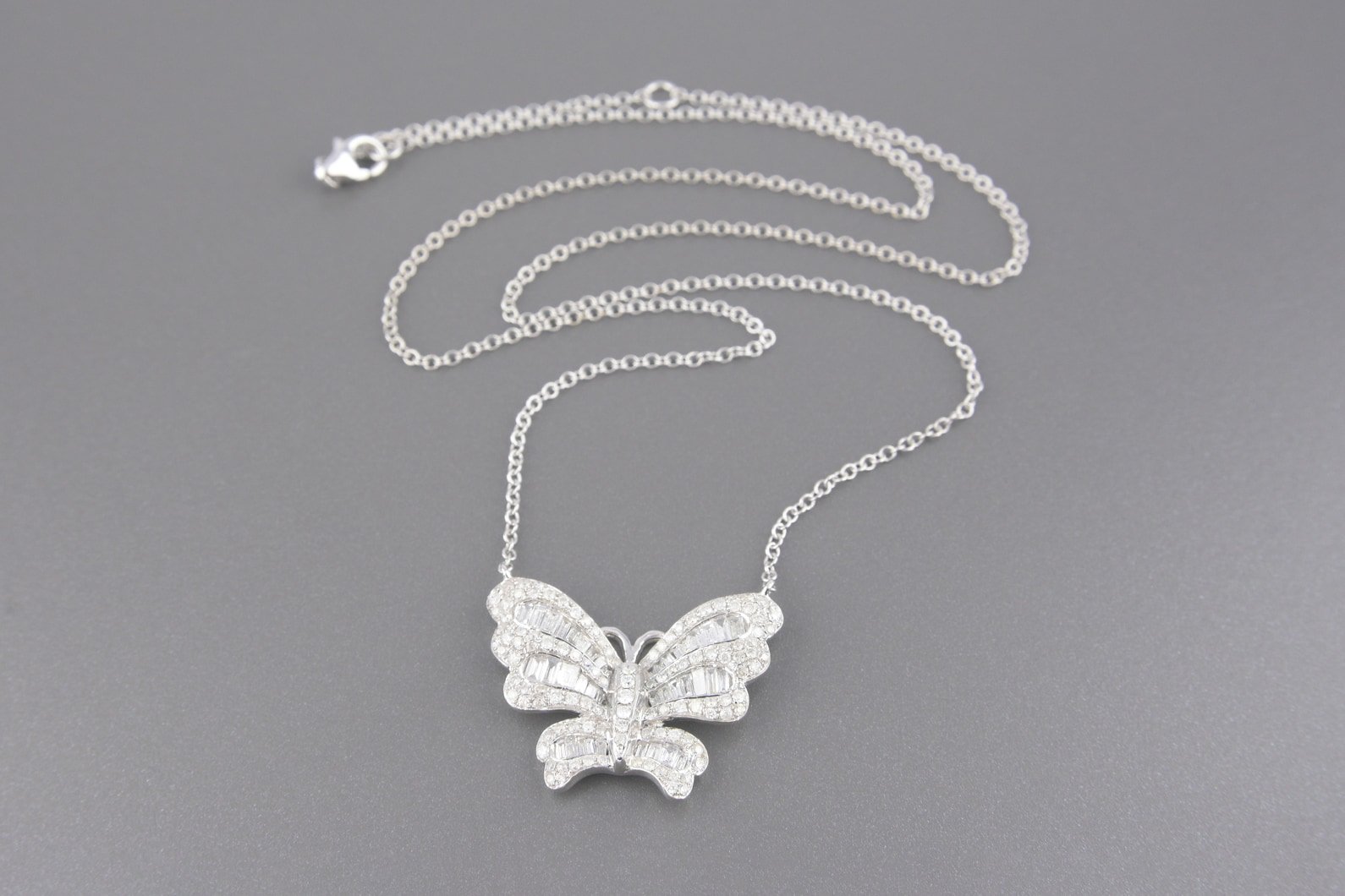 Colar Borboleta em Ouro Branco 18k com Aprox. 1.18ct de Diamantes