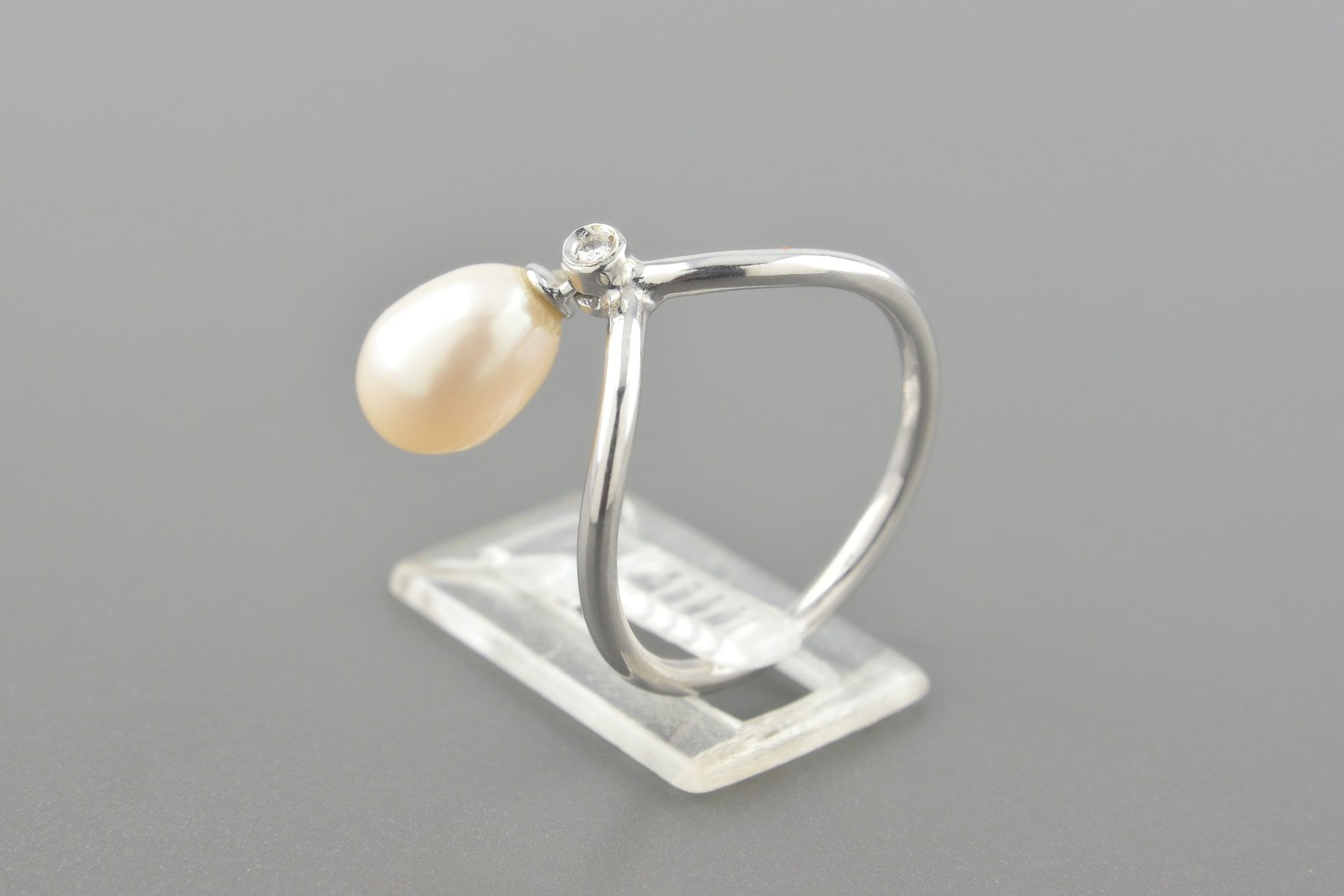 Anel em Ouro Branco 18k com Pérola de 9x7mm e Brilhante