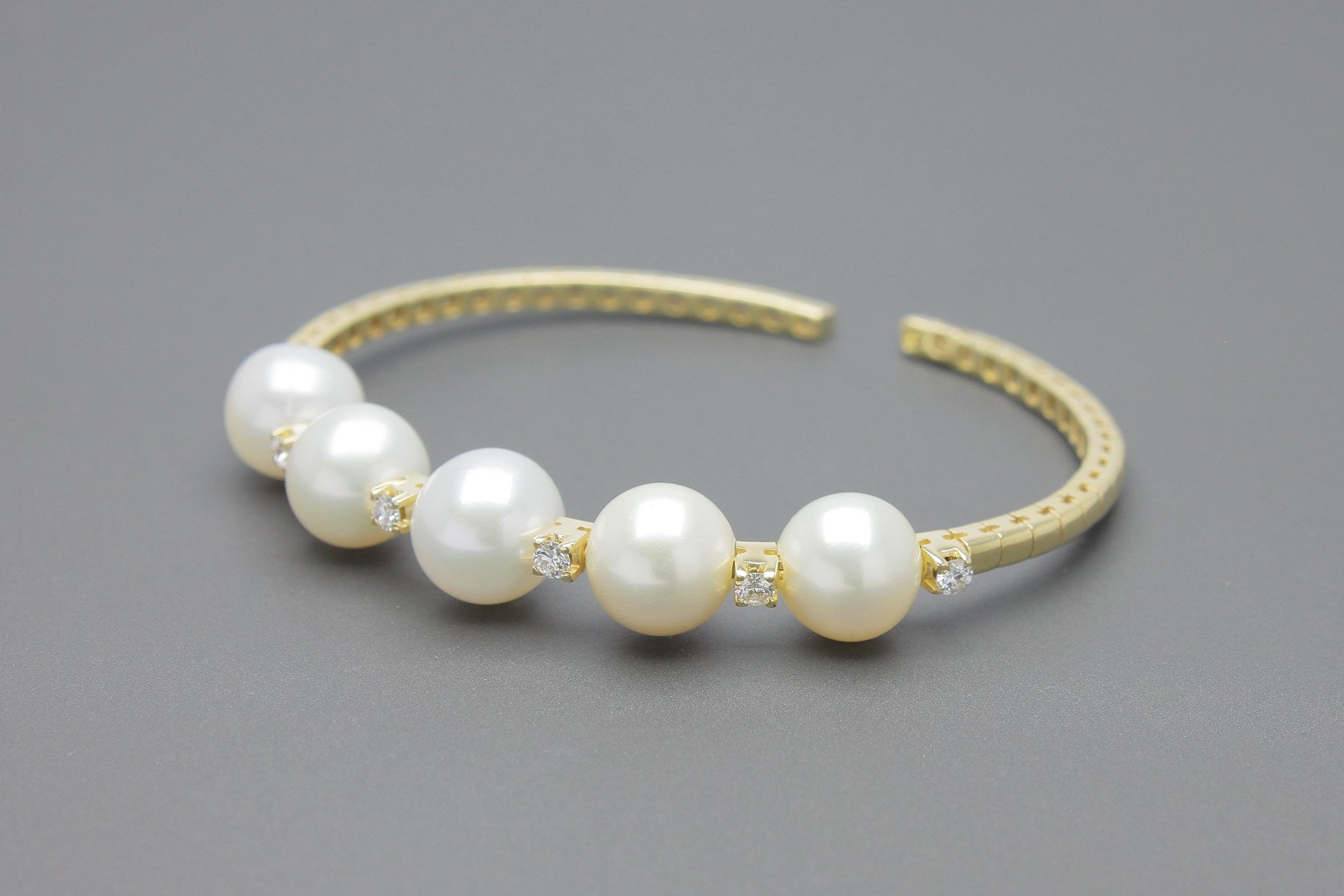 Pulseira em Ouro Amarelo 18k com Perolas de 9mm e Aprox. 60pts de Brilhantes