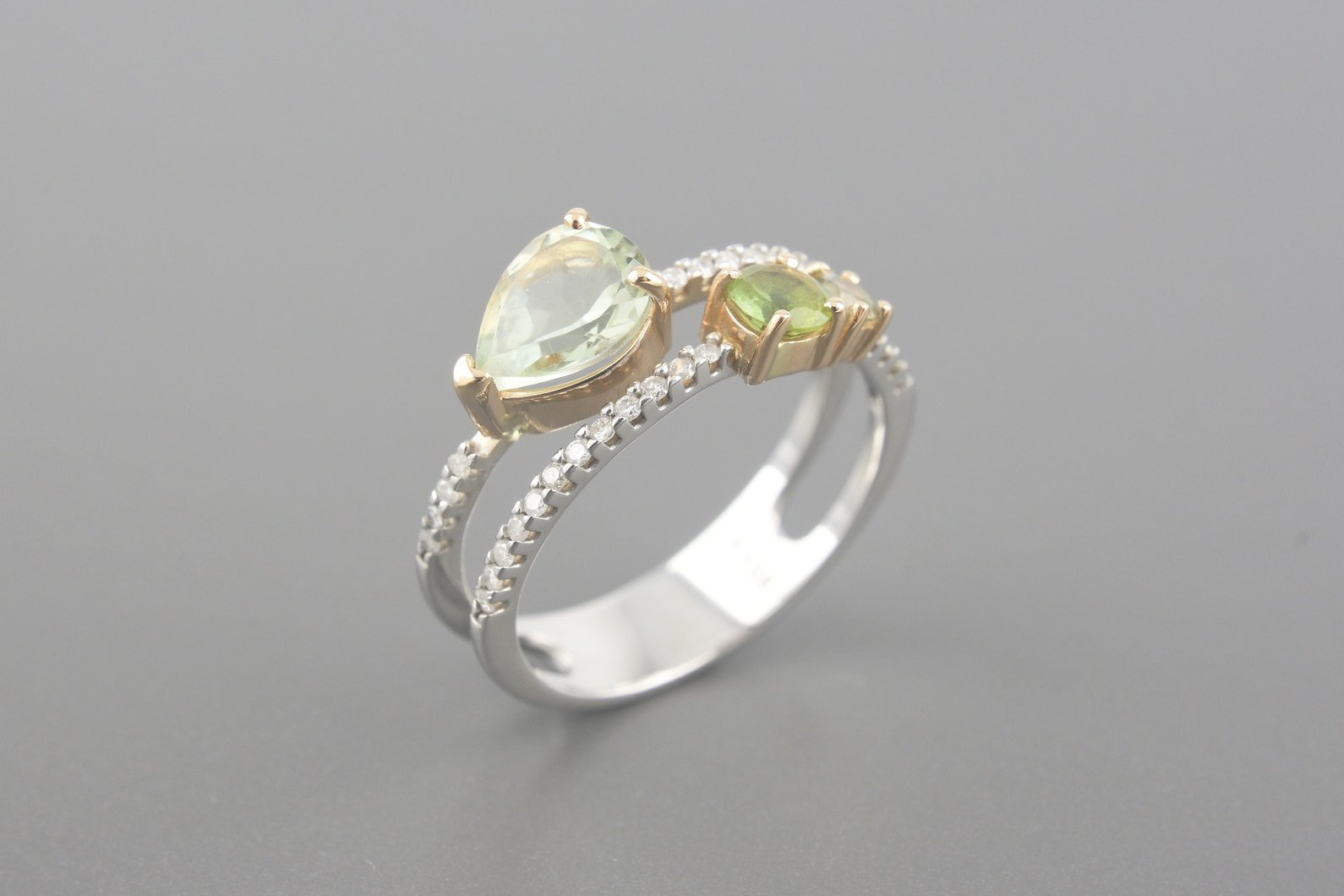 Anel em Ouro Branco e Rose 18k com Prasiolitas, Turmalina Verde e Aprox. 30pts de Brilhantes