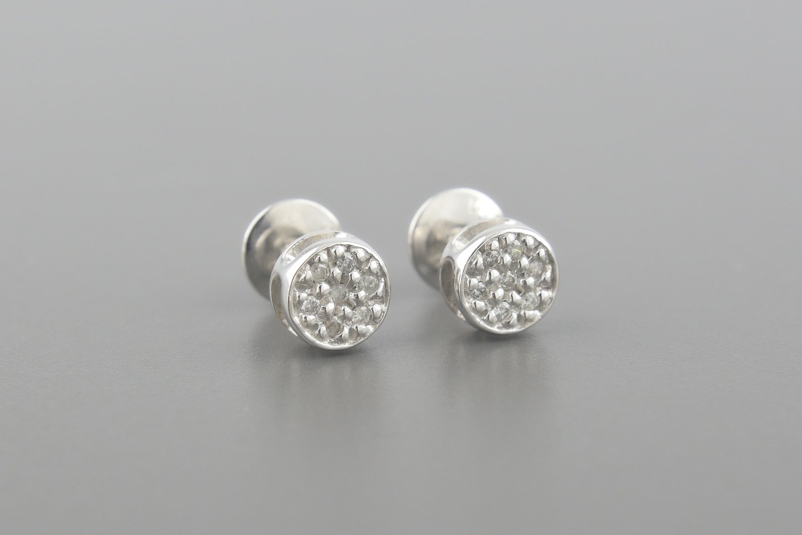 Brincos em Ouro Branco 18k com Aprox. 7pts de Brilhantes