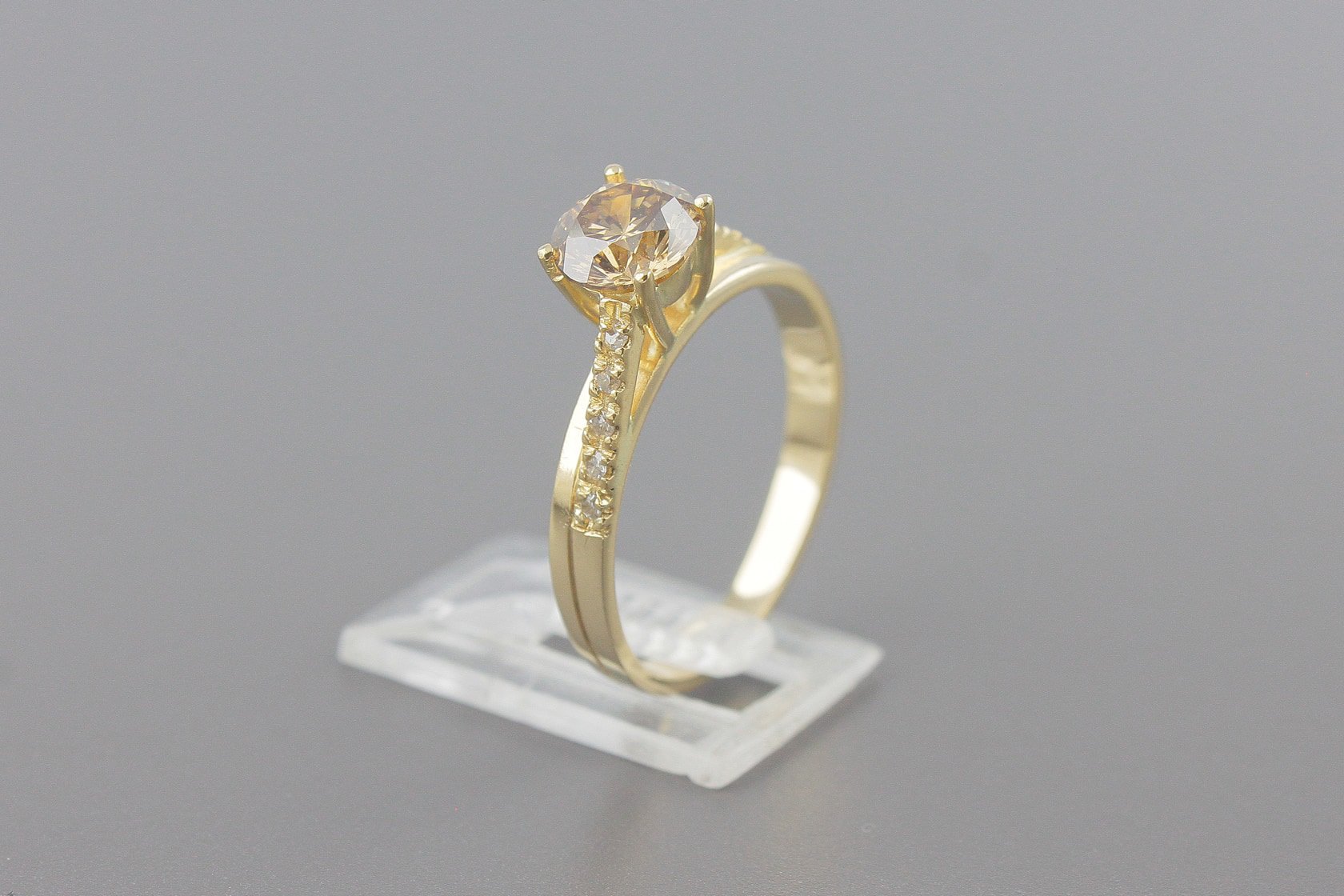 Anel Solitário em Ouro Amarelo 18k com Diamante Brown de Aprox. 1.0ct e Aprox. 10pts de Brilhantes