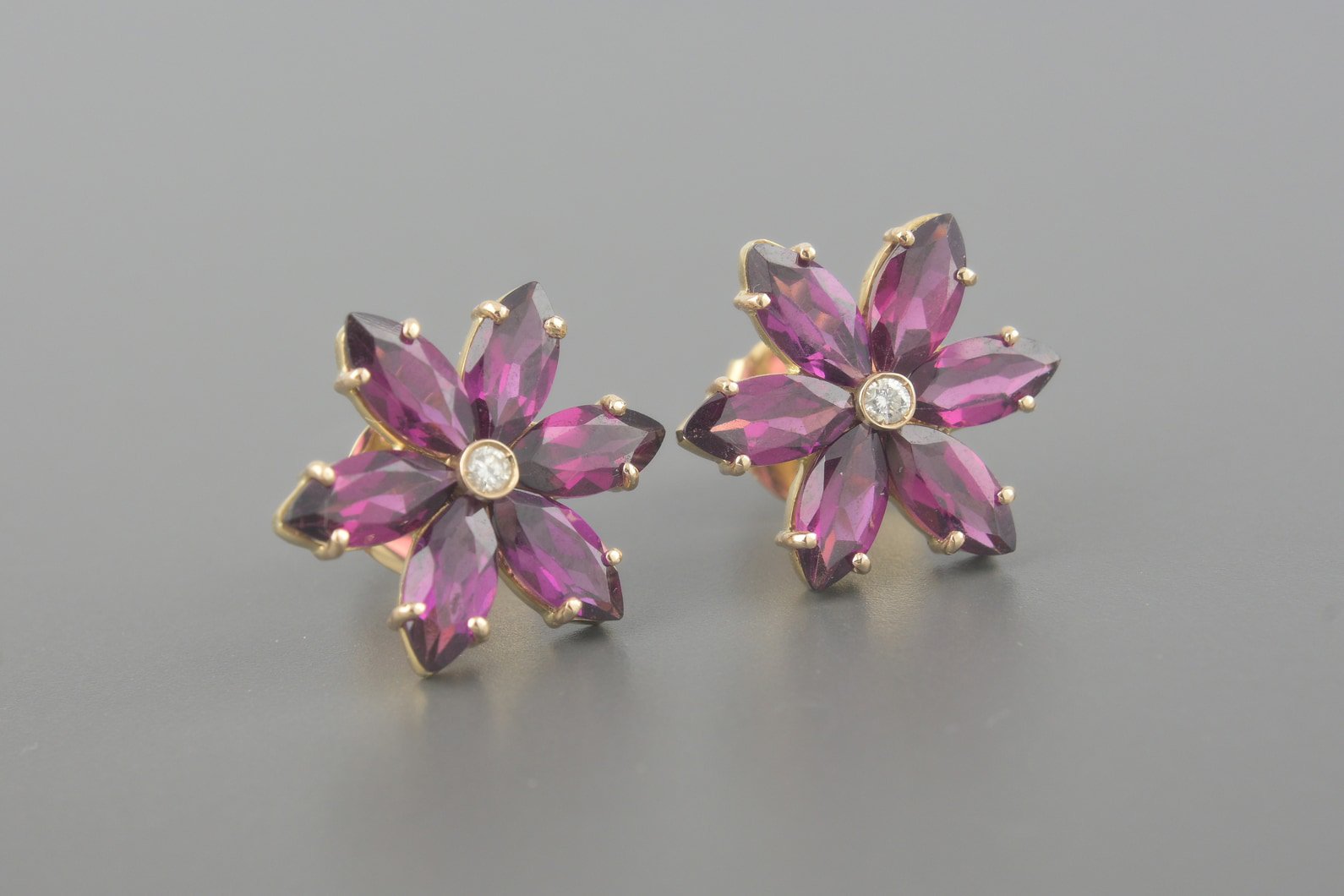 Brincos Flor em Ouro Amarelo 18k com Rodolitas de 8x4mm e Aprox. 6pts de Brilhantes