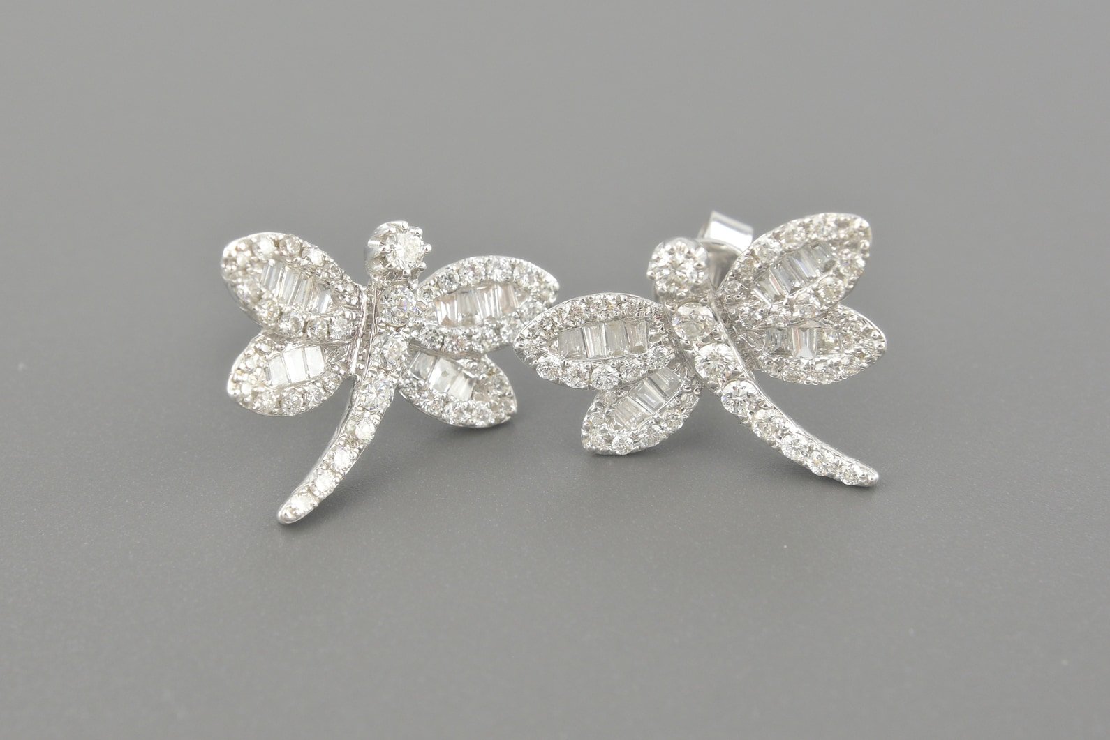 Brincos Libélula em Ouro Branco 18k com Aprox. 1.36ct de Diamantes