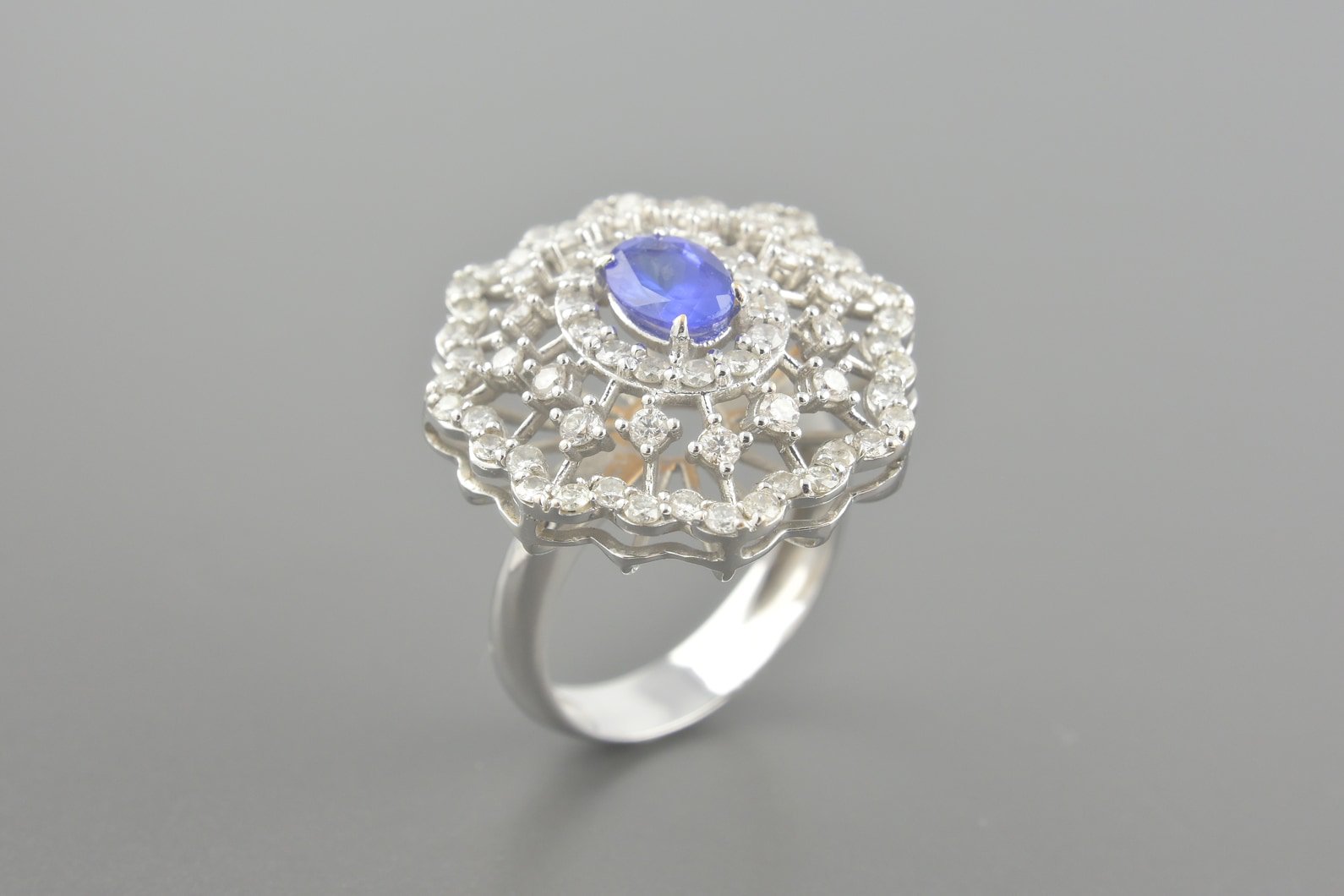 Anel em Ouro Branco 18k com Tanzanita Lap. Oval de 7x5mm e Aprox. 93pts de Brilhantes