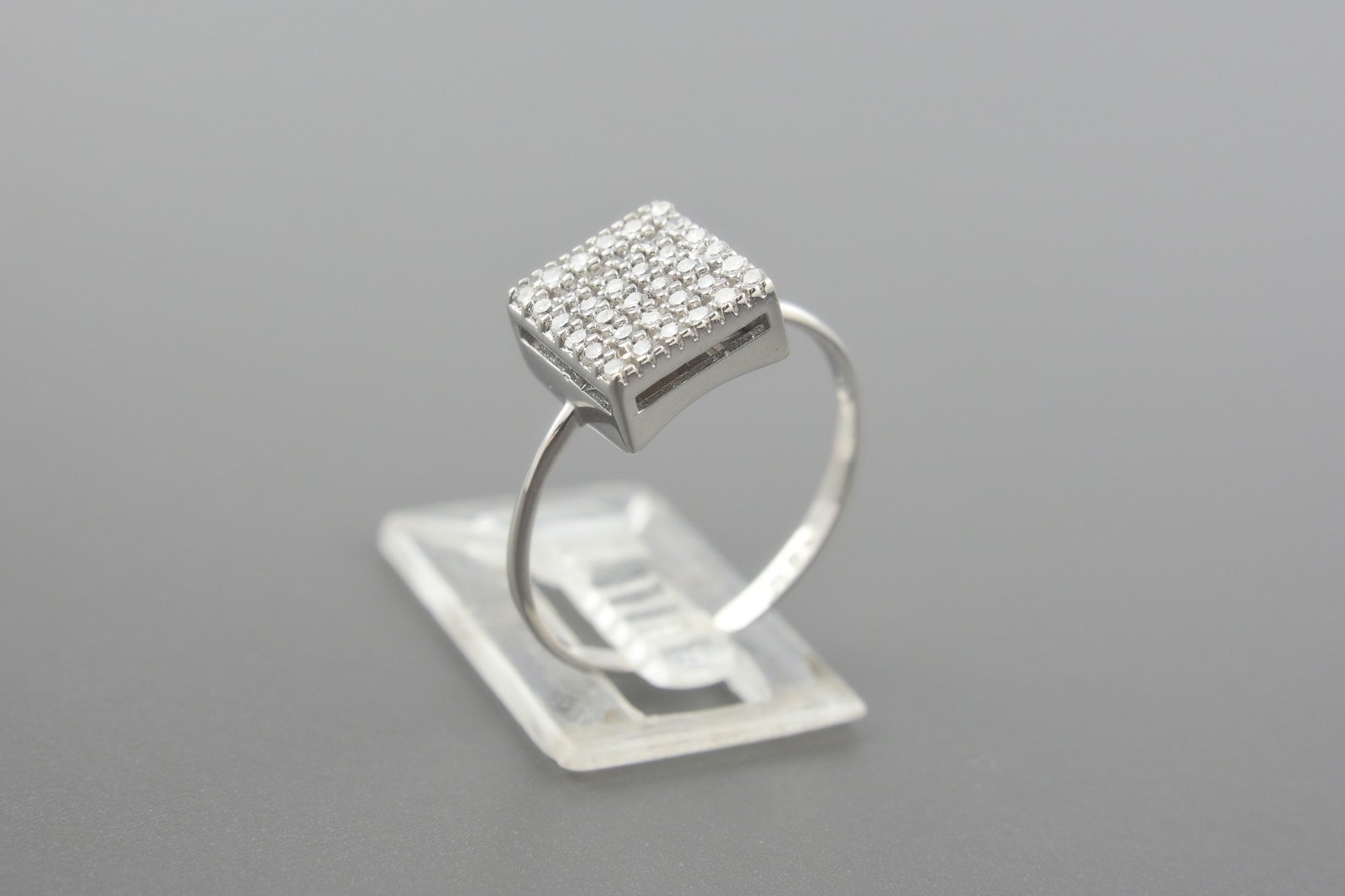 Anel em Ouro Branco 18k com Aprox. 18pts de Brilhantes