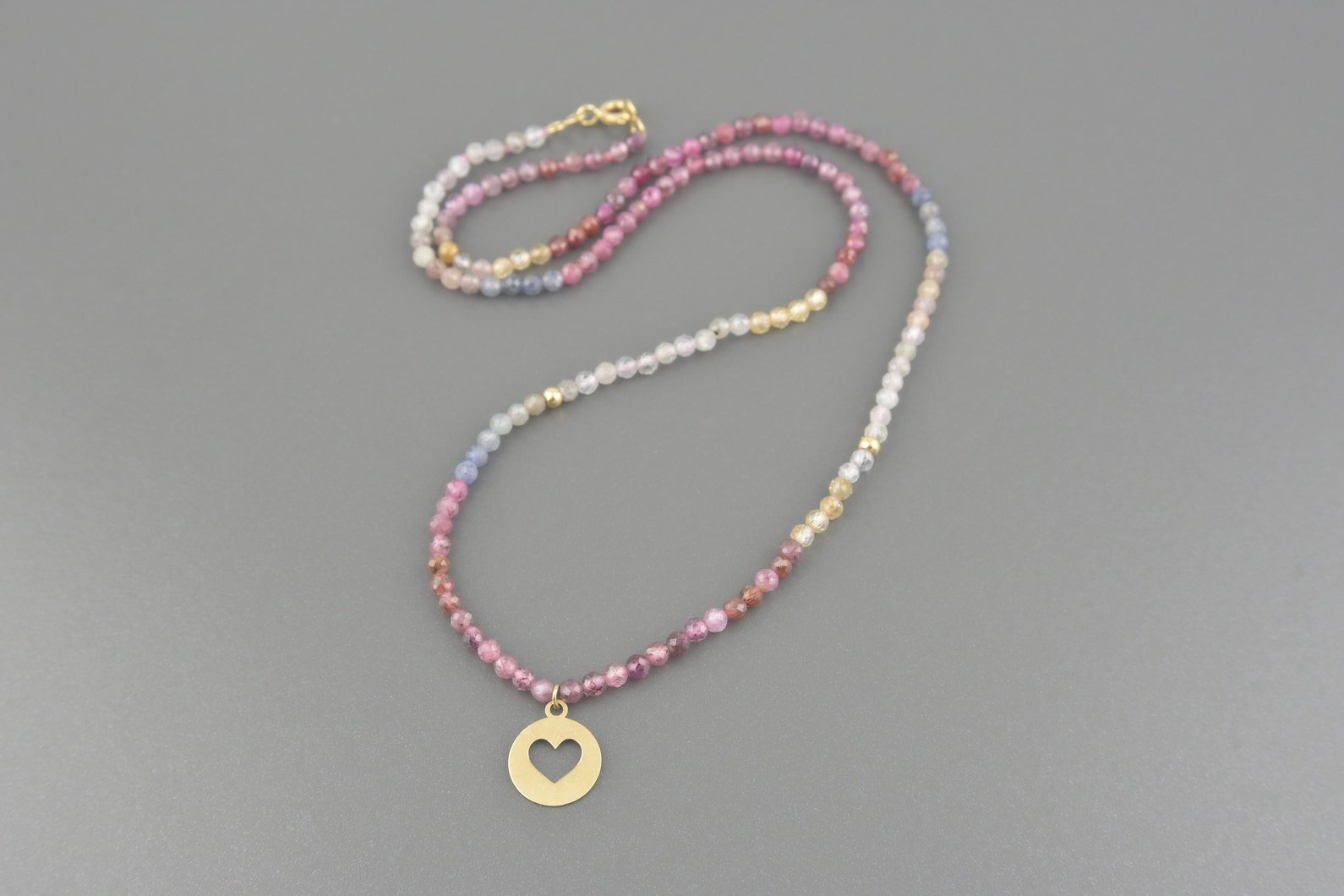 Colar de Safiras Rosas, Azuis e Quartzos de 2.7mm com Coração e Detalhes em Ouro Amarelo 18k