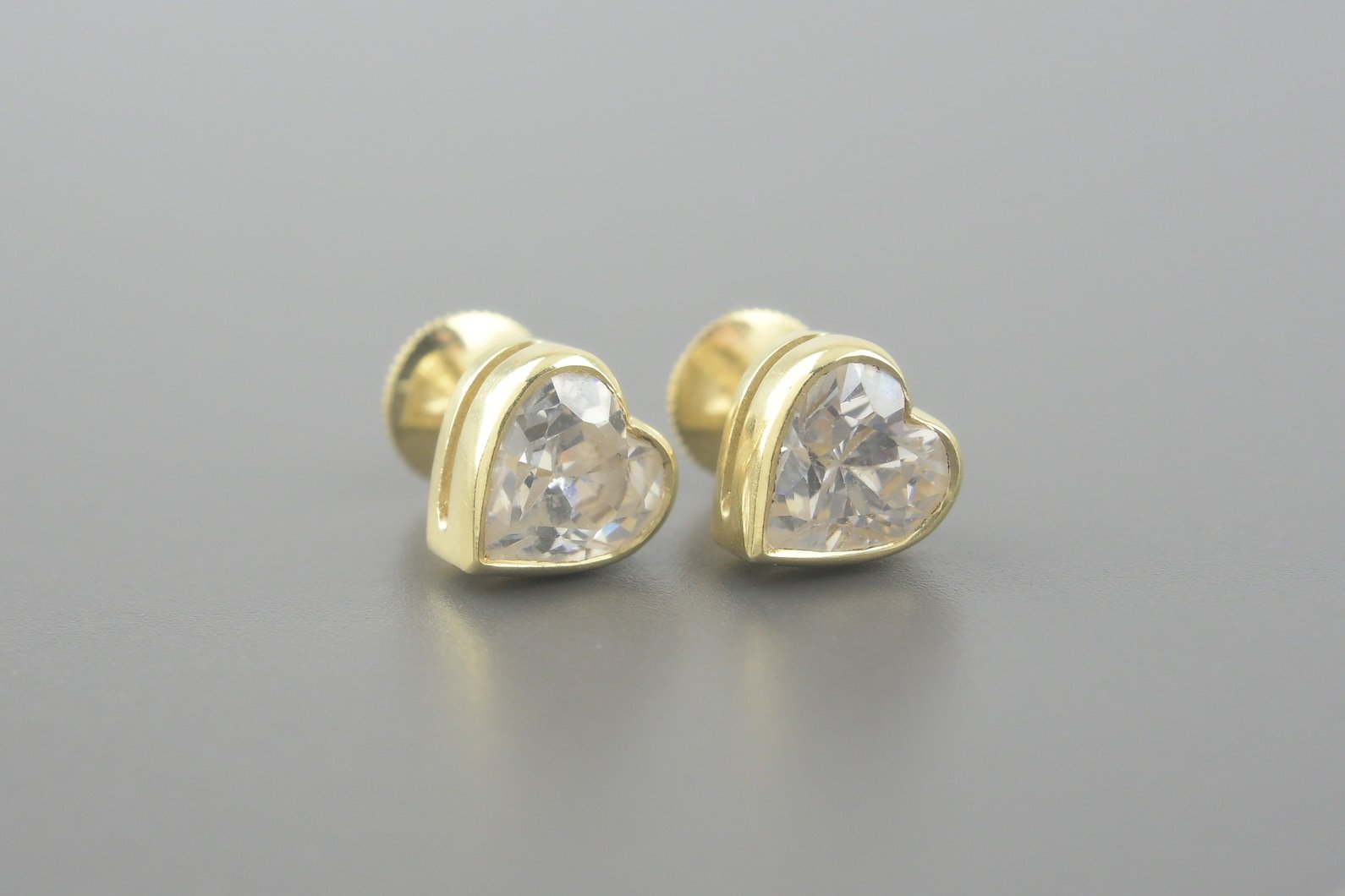 Brincos Coração em Ouro Amarelo 18k com Zirconias de 6mm