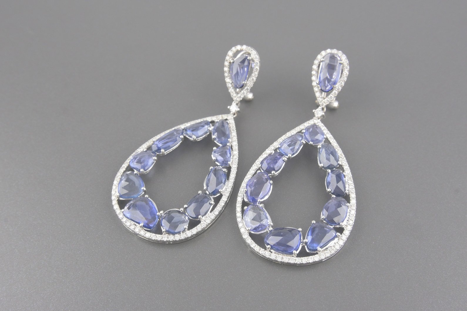 Brincos em Ouro Branco 18k com Safiras e Aprox. 2.0ct de Brilhantes