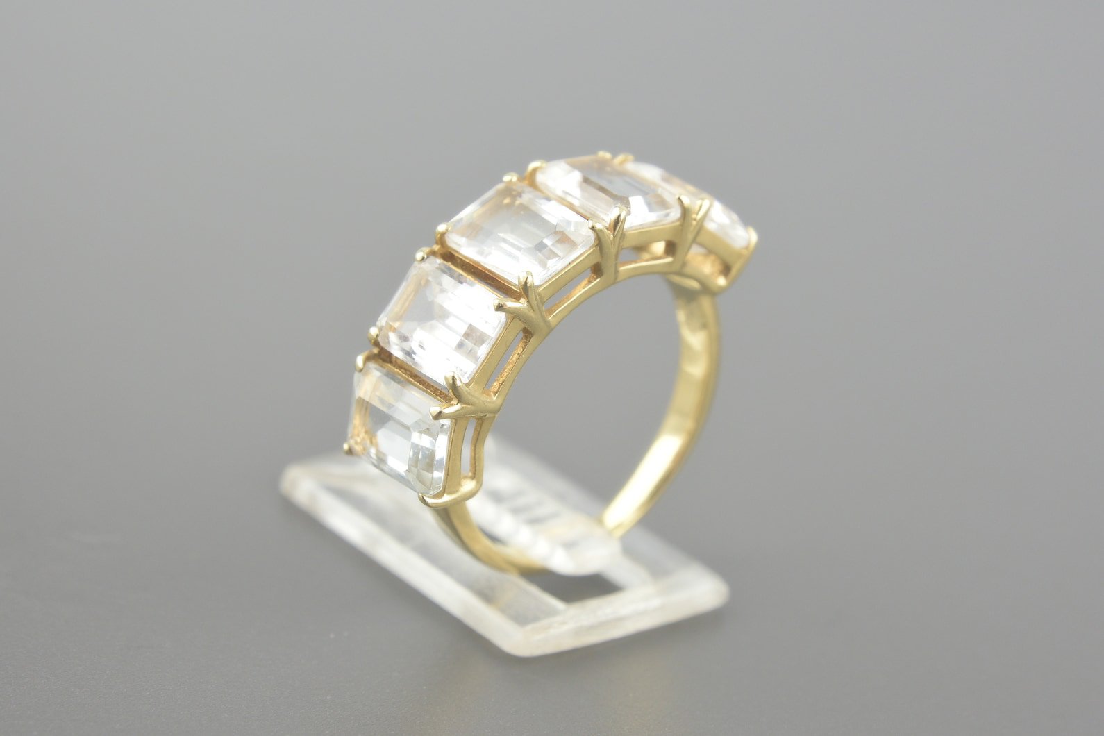 Meia Aliança em Ouro Amarelo 18k com Topázios Incolores de 7x5mm