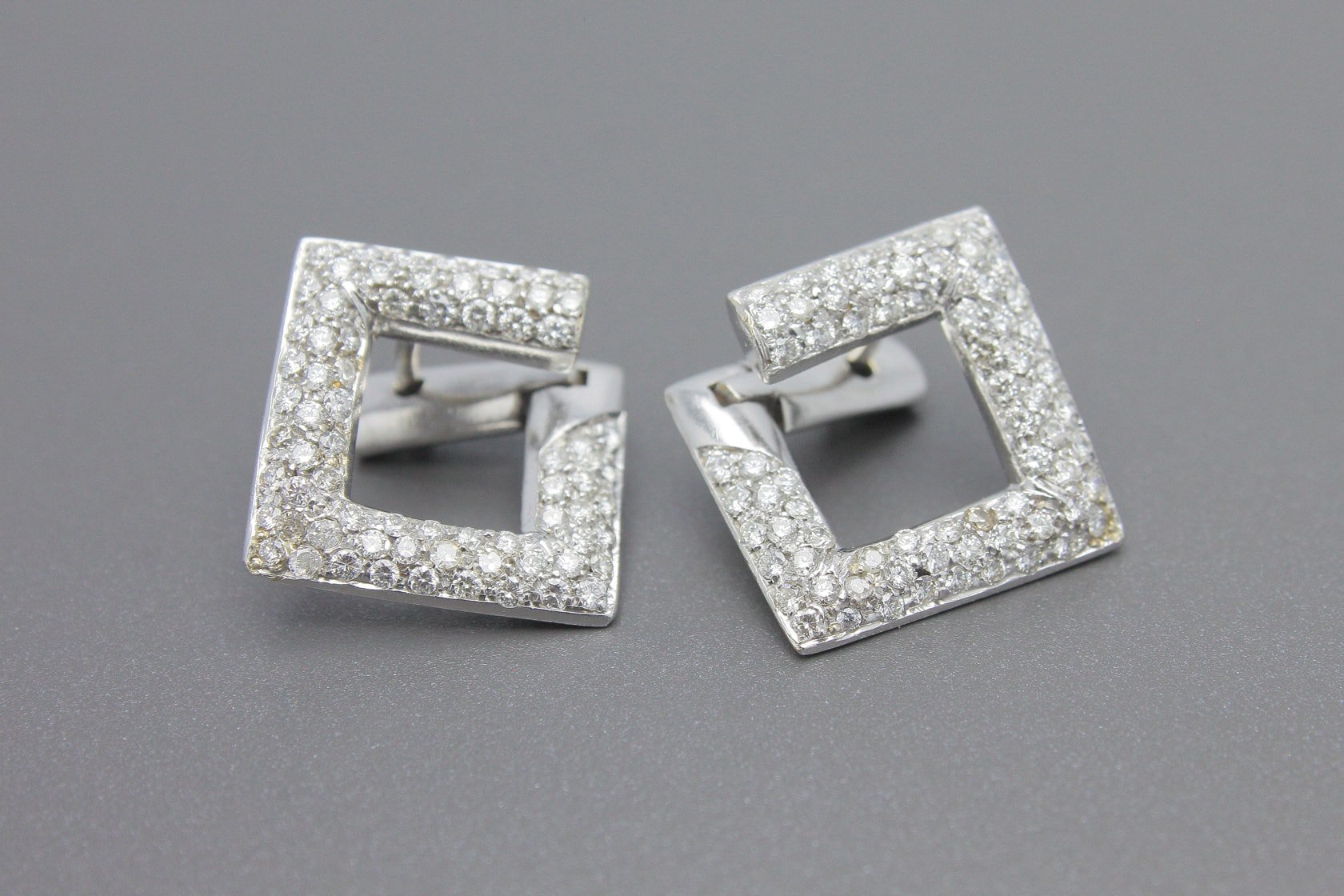 Brincos em Ouro Branco 18k com Aprox. 1.4ct de Brilhantes