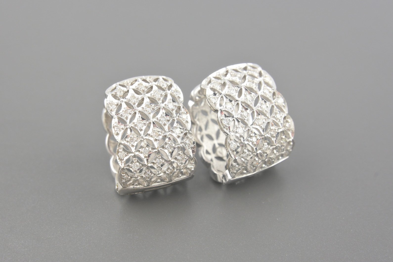 Brincos em Ouro Branco 18k com Aprox. 42pts de Brilhantes