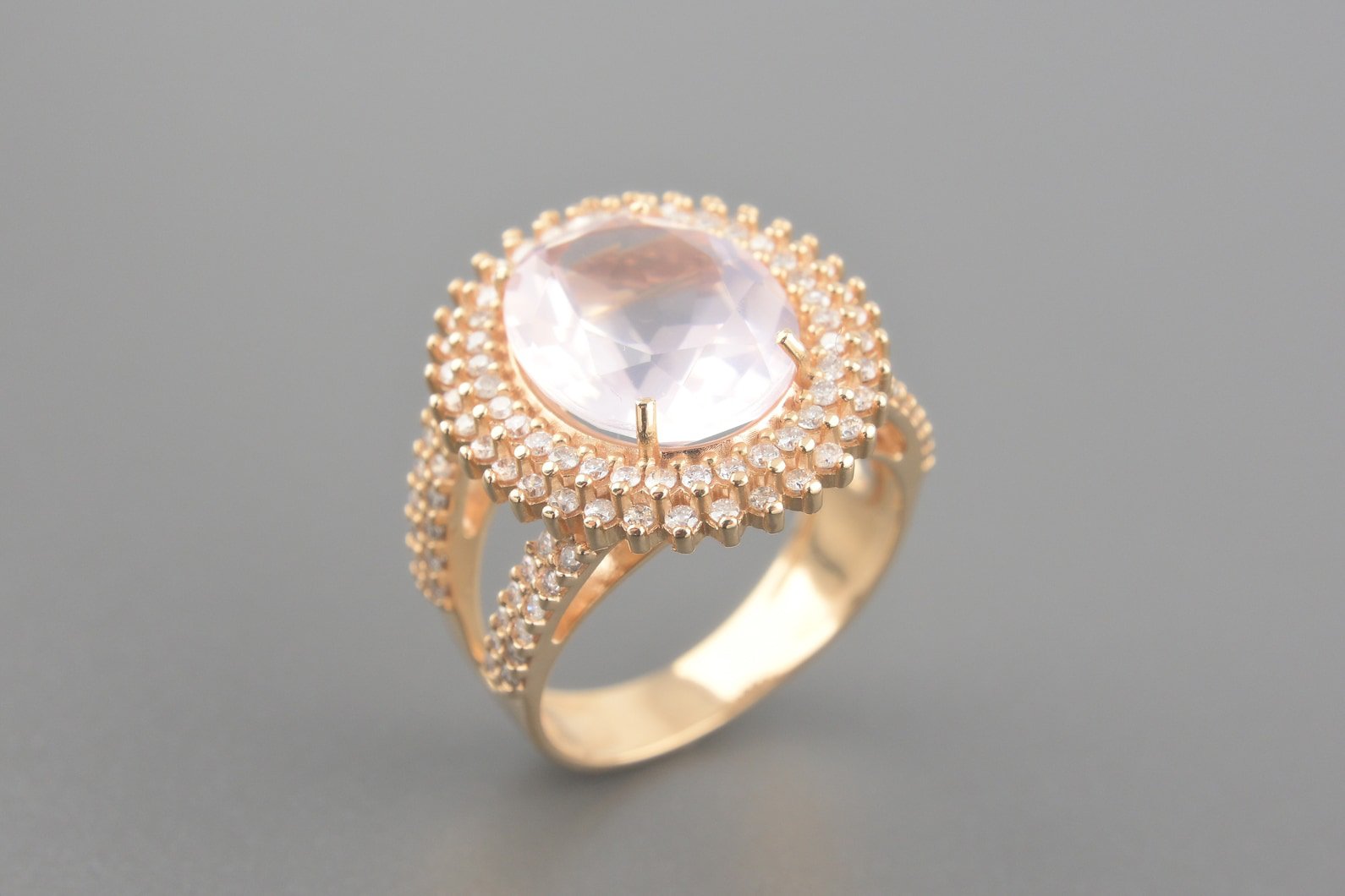 Anel Alvorada em Ouro Rose 18k com Quartzo Rosa de 12x10mm e Aprox. 69pts de Brilhantes