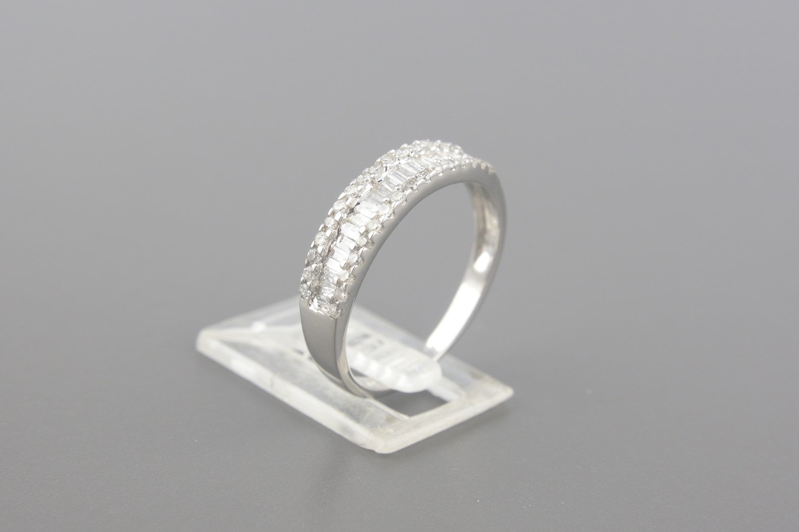 Anel em Ouro Branco 18k com Aprox. 52pts de Diamantes