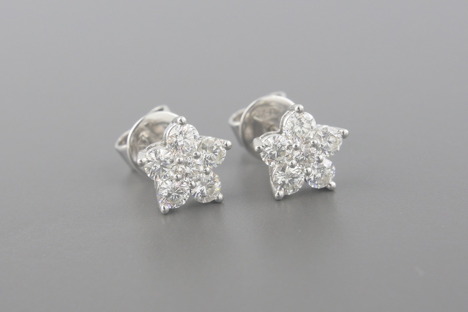 Brincos em Ouro Branco 18k com Aprox. 96pts de Brilhantes